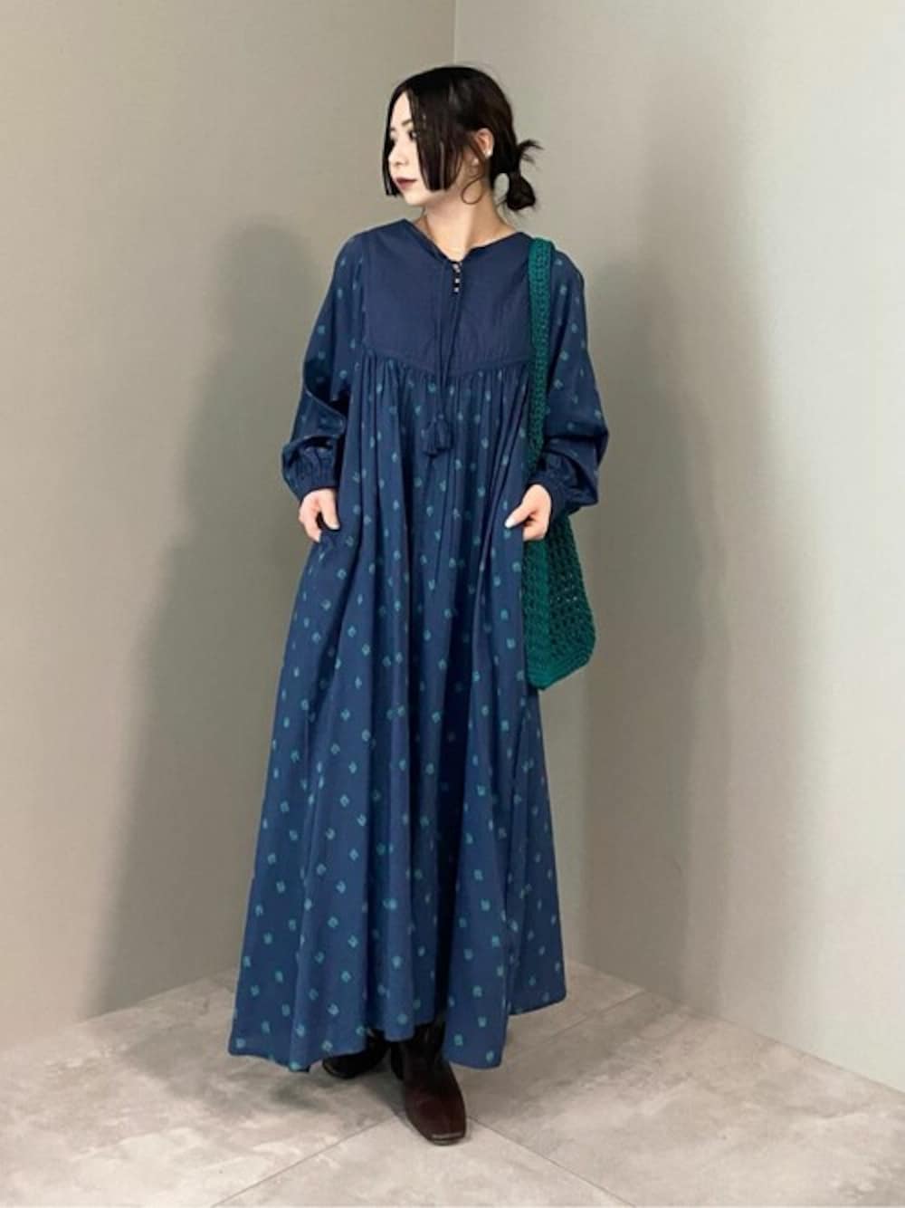 「CRAFT STANDARD BOUTIQUE、クラフトスタンダードブティック、craftstandardboutique」｜「CRAFT STANDARD BOUTIQUEのインド綿混キルト切替花柄ワンピース（ワンピース、ブルー系）」を使った、Online Storeさん（レディース・154cm）の春コーディネートの1枚目の写真
