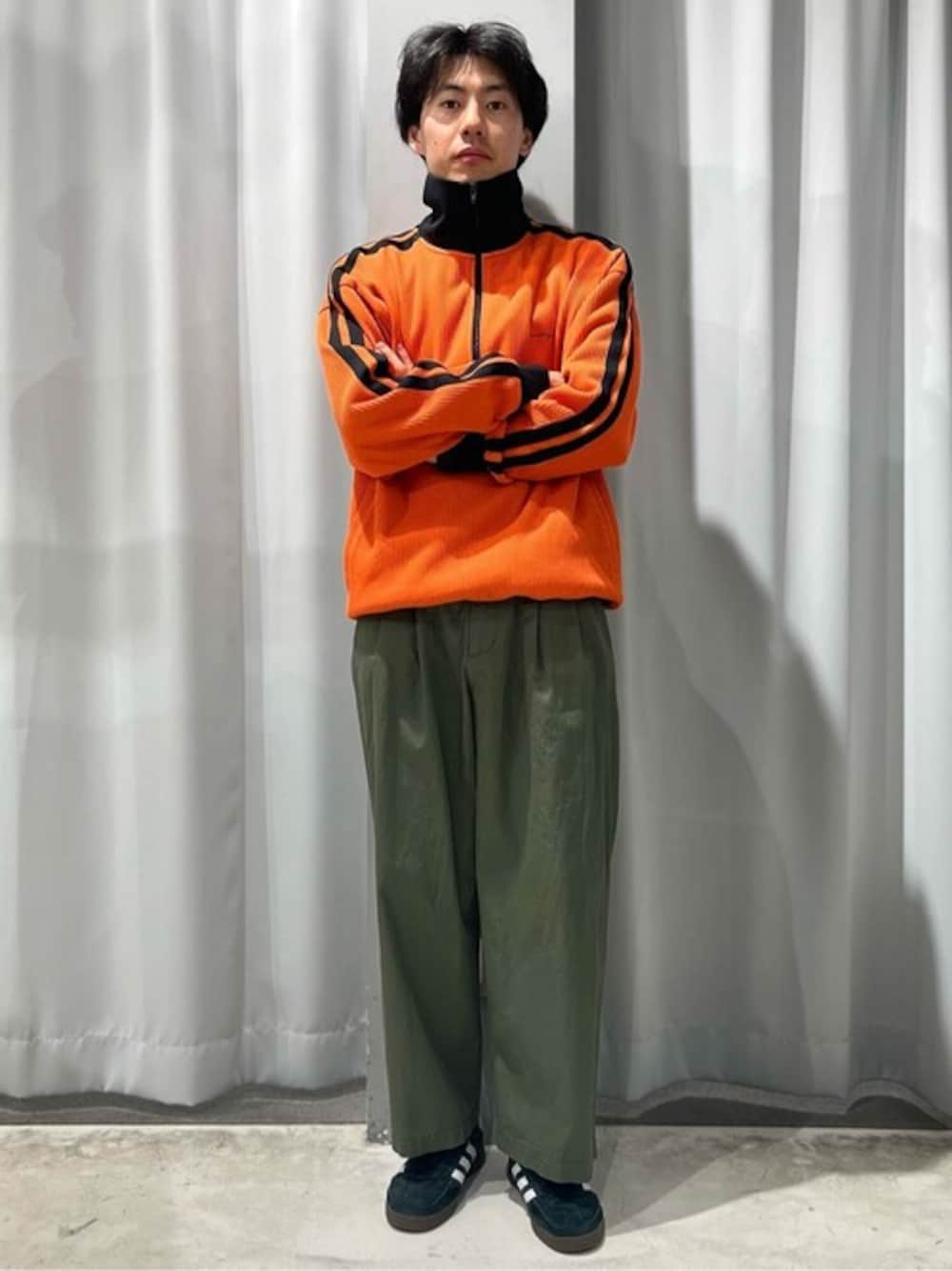 「スポーツミックス、休日スタイル、お出かけコーデ、CRAFT STANDARD BOUTIQUE、クラフトスタンダードブティック、craftstandardboutique」｜「CRAFT STANDARD BOUTIQUEのハーフジップラインスウェット（スウェット、オレンジ系）」を使った、Online Storeさん（メンズ・172cm）の春コーディネートの1枚目の写真