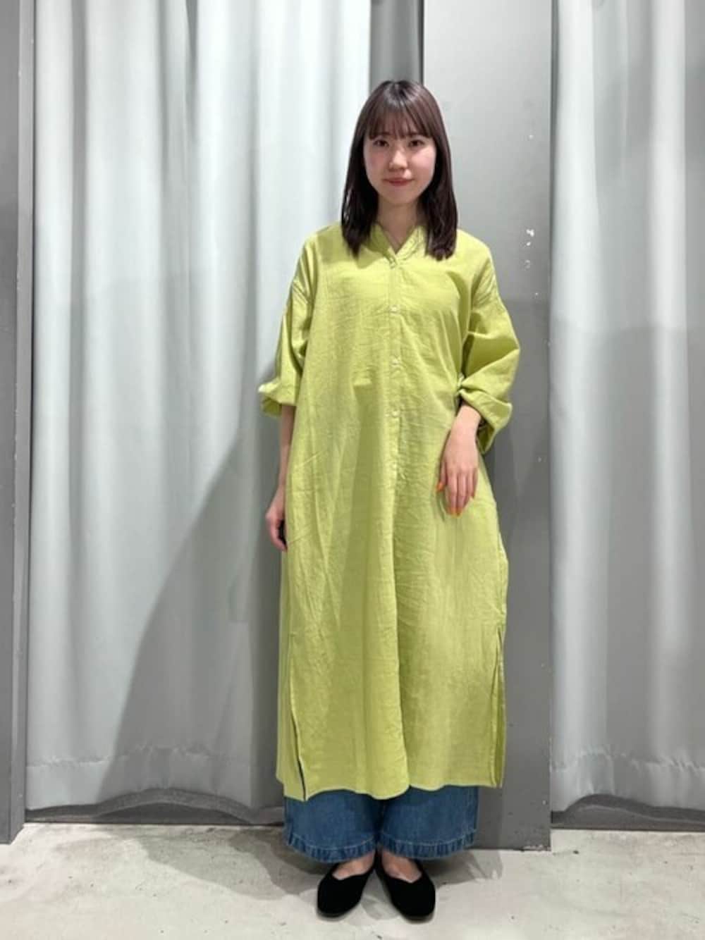 「CRAFT STANDARD BOUTIQUE、クラフトスタンダードブティック、craftstandardboutique」｜「CRAFT STANDARD BOUTIQUEの2wayサロペットデニムパンツ　◆（デニムパンツ、ブルー系）」を使った、Online Storeさん（レディース・164cm）の春コーディネートの1枚目の写真