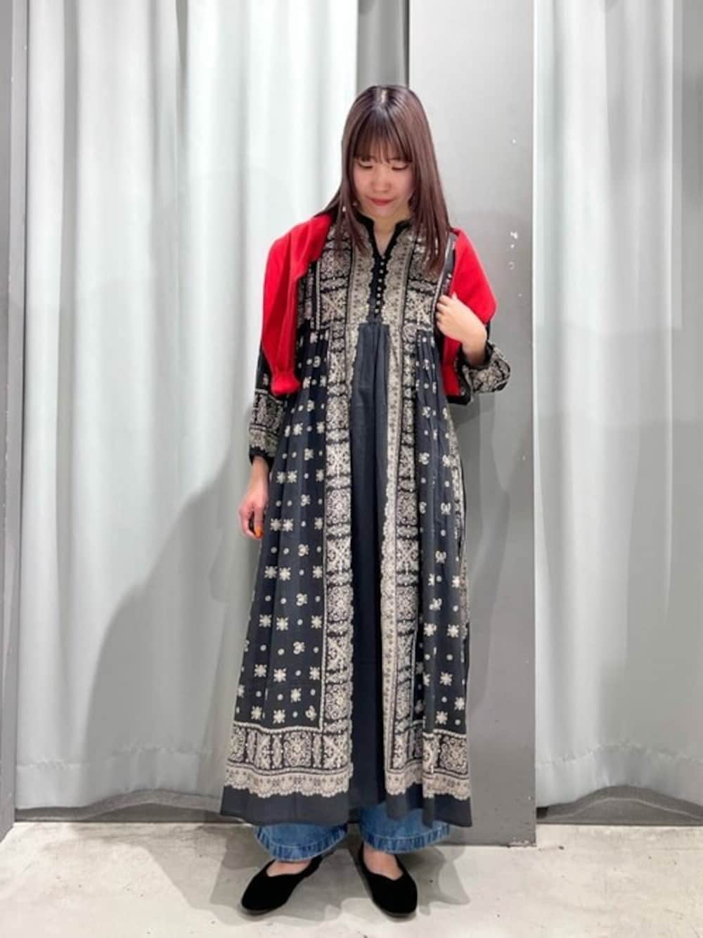 「CRAFT STANDARD BOUTIQUE、クラフトスタンダードブティック、craftstandardboutique」｜「CRAFT STANDARD BOUTIQUEの2wayサロペットデニムパンツ　◆（デニムパンツ、ブルー系）」を使った、Online Storeさん（レディース・164cm）の春コーディネートの1枚目の写真
