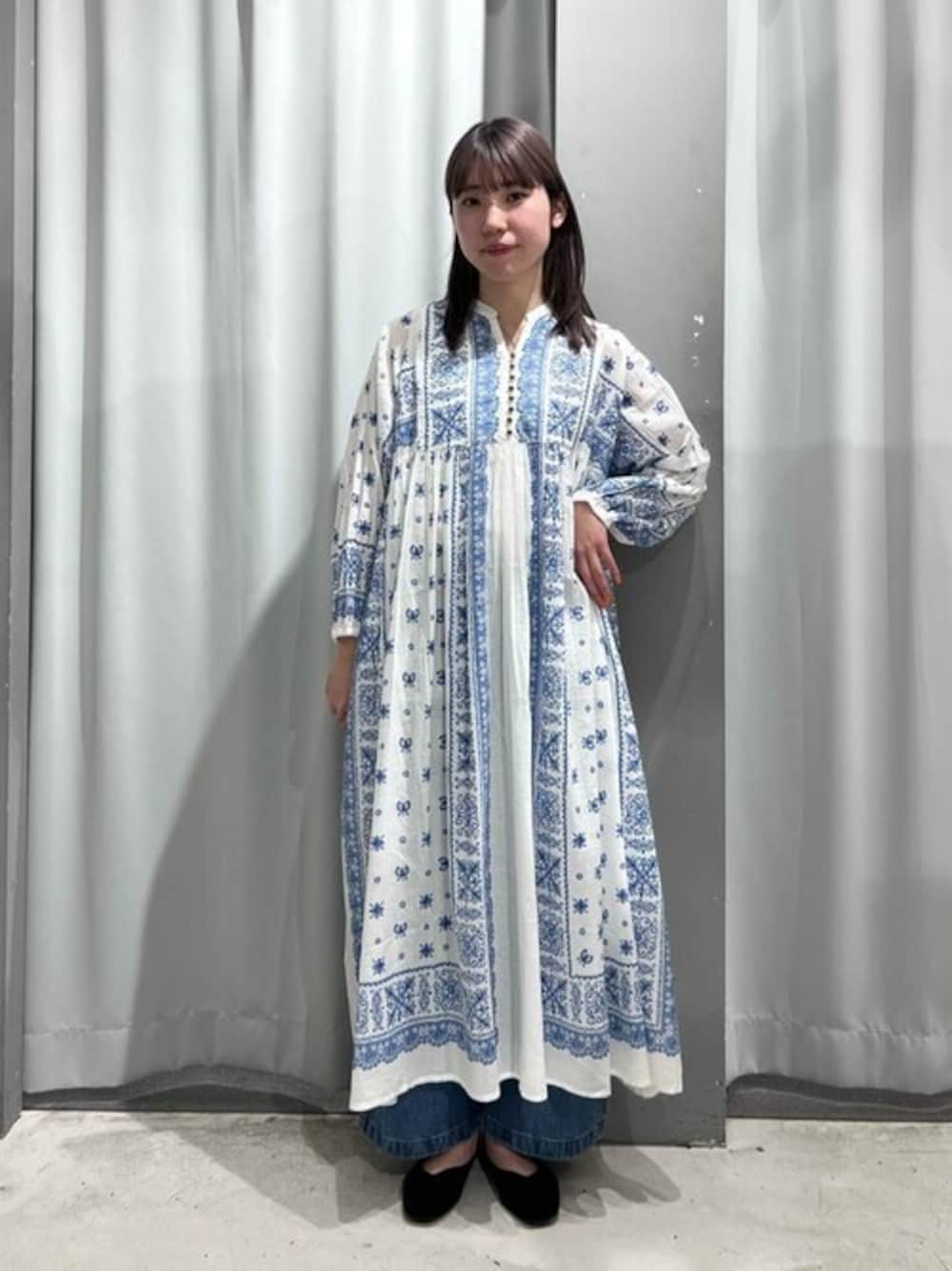 「CRAFT STANDARD BOUTIQUE、クラフトスタンダードブティック、craftstandardboutique」｜「CRAFT STANDARD BOUTIQUEの【追加】パネル柄ウエスト切リ替エボリュームワンピース　◆（ワンピース、ブルー系）」を使った、Online Storeさん（レディース・169cm）の春コーディネートの1枚目の写真