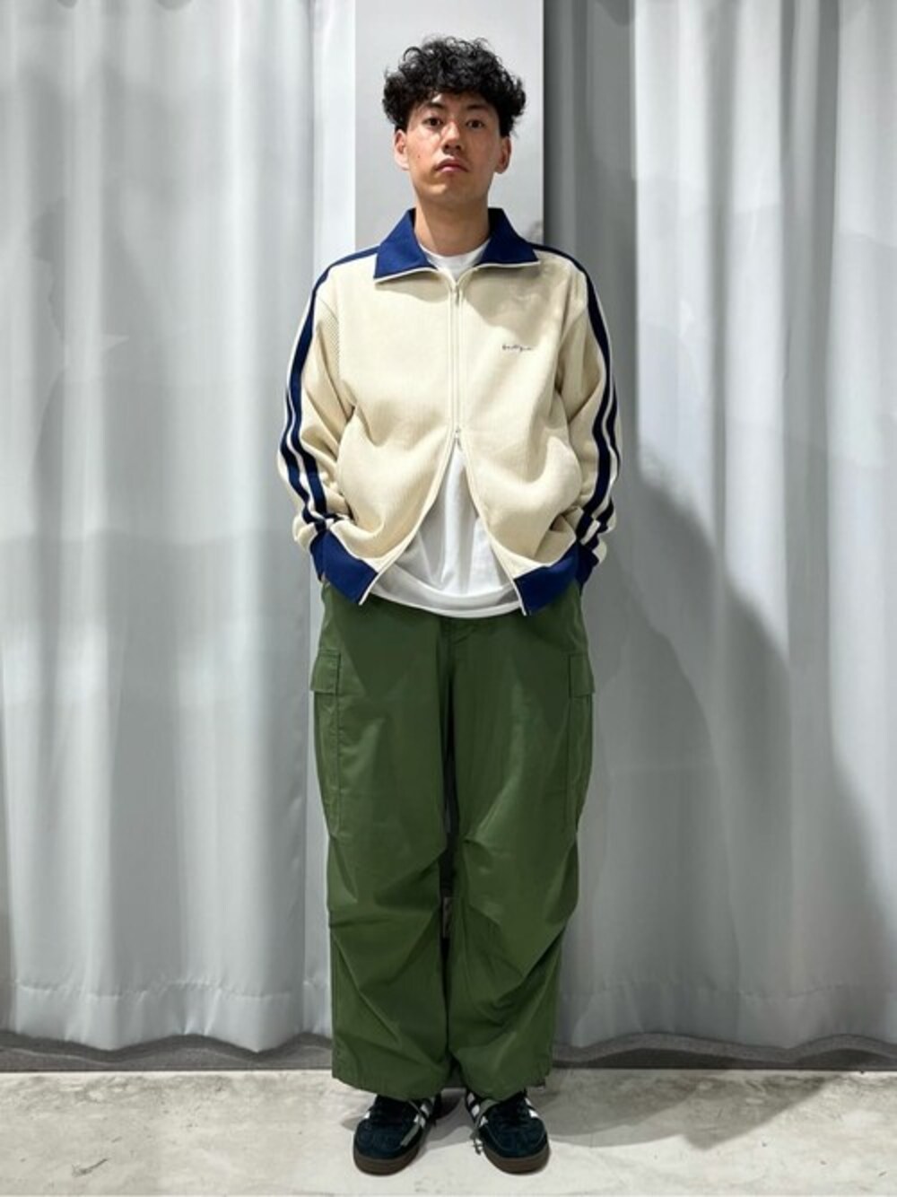 「CRAFT STANDARD BOUTIQUE、クラフトスタンダードブティック、craftstandardboutique」｜「CRAFT STANDARD BOUTIQUEのトラックジャケット（ジャージ、ホワイト系）」を使った、Online Storeさん（メンズ・172cm）の春コーディネートの1枚目の写真