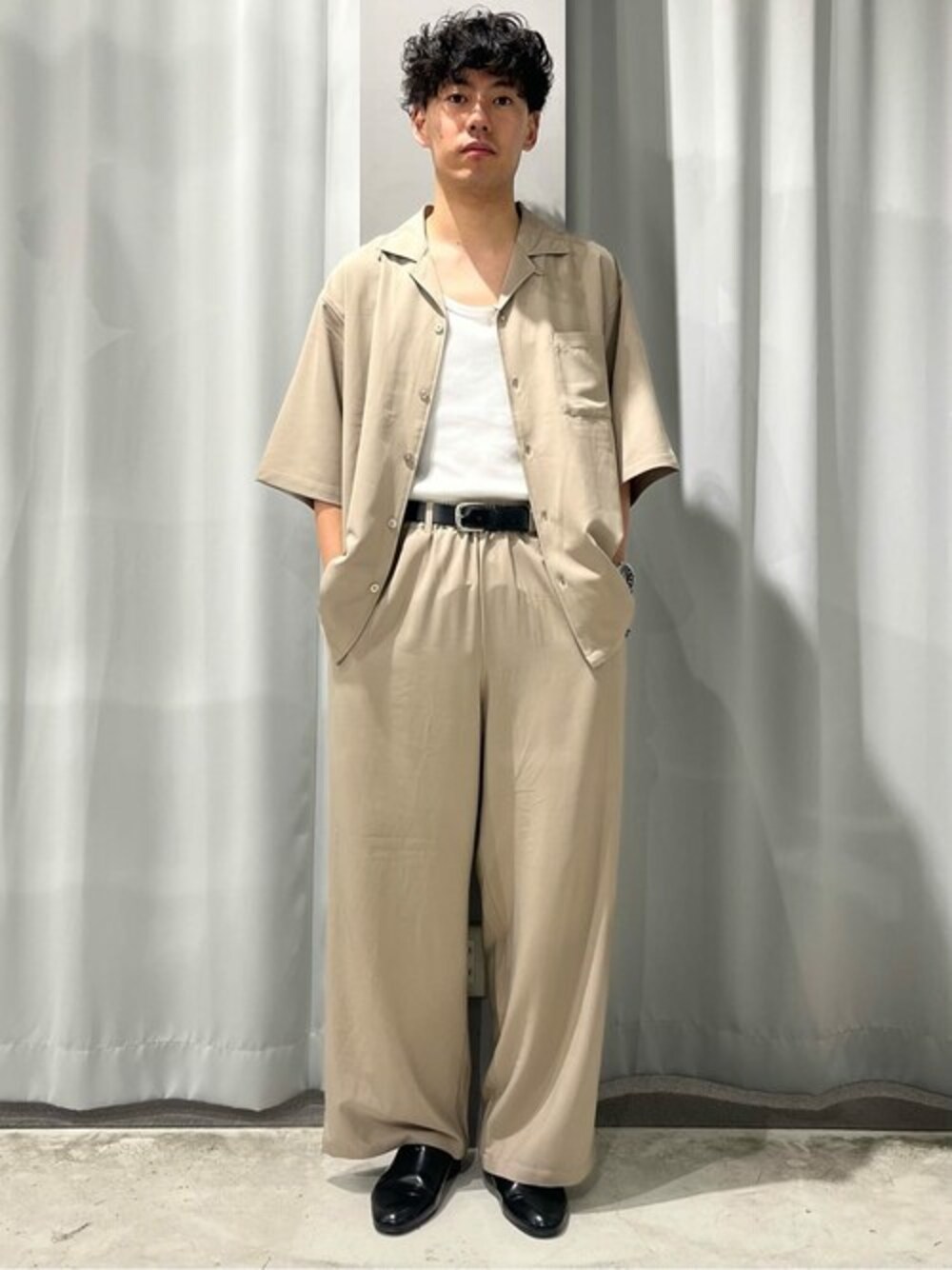 ベージュ系のシャツ/ブラウス、ベージュ系のその他パンツを着用したメンズの夏コーディネートの1枚目の写真