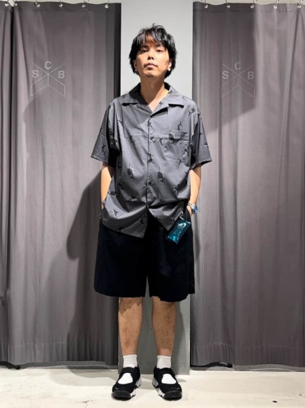 「シャツスタイル、夏コーデ、CRAFT STANDARD BOUTIQUE、クラフトスタンダードブティック、craftstandardboutique」｜「CRAFT STANDARD BOUTIQUEのレーヨンタッチポリアニマル柄オープンカラーシャツ（シャツ/ブラウス、グレー系）」を使った、Online Storeさん（メンズ・175cm）の秋コーディネートの1枚目の写真