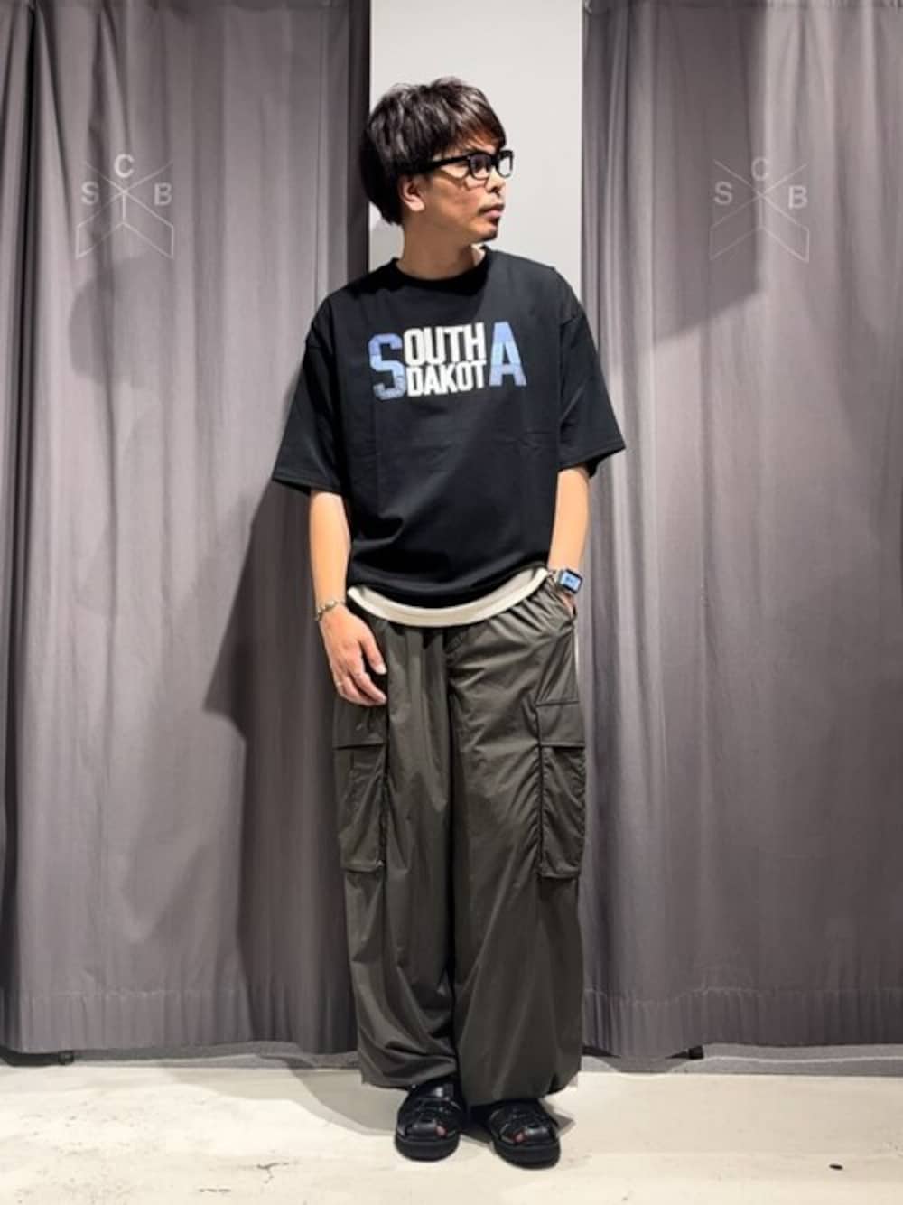 「レイヤードスタイル、シンプルコーデ、夏コーデ、CRAFT STANDARD BOUTIQUE、クラフトスタンダードブティック、craftstandardboutique」｜「CRAFT STANDARD BOUTIQUEの撥水/防汚/イージーケア/RIPSTOP CARGO PANTS（カーゴパンツ、グリーン系）」を使った、Online Storeさん（メンズ・175cm）の秋コーディネートの1枚目の写真