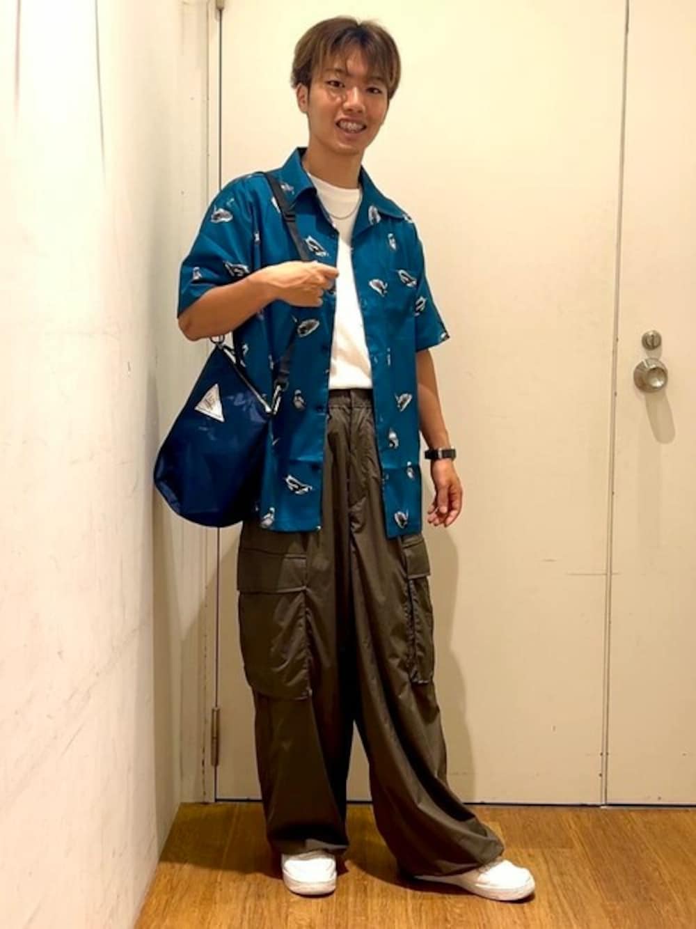 「カーゴパンツ、きれいめカジュアル、シャツスタイル、CRAFT STANDARD BOUTIQUE、クラフトスタンダードブティック、craftstandardboutique」｜「CRAFT STANDARD BOUTIQUEのレーヨンタッチポリアニマル柄オープンカラーシャツ（シャツ/ブラウス、ブルー系）」を使った、Online Storeさん（メンズ・168cm）の秋コーディネートの1枚目の写真