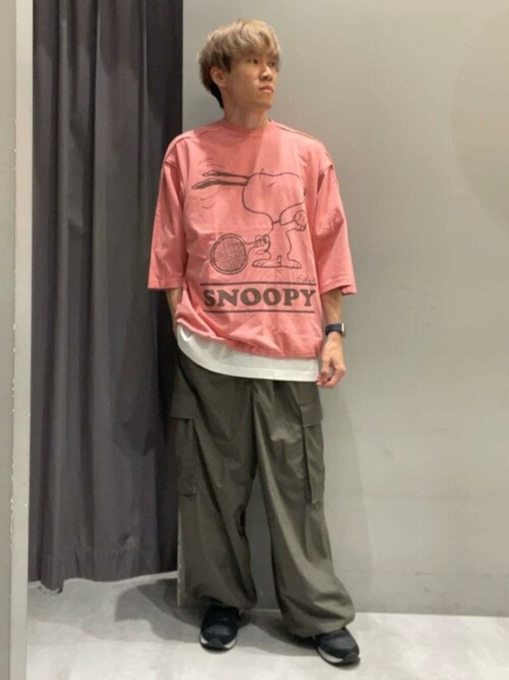 ピンク系のTシャツ/カットソー、ホワイト系のTシャツ/カットソー、グリーン系のカーゴパンツを着用したメンズの秋コーディネートの1枚目の写真