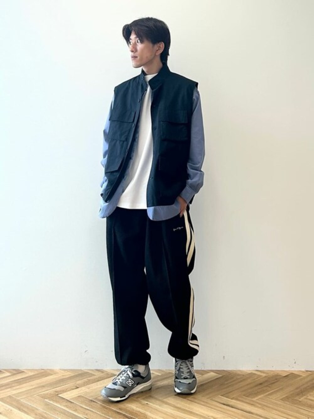 ブラック系のその他パンツ、ブルー系のベスト、ブルー系のシャツ/ブラウスを着用したメンズの秋コーディネートの1枚目の写真