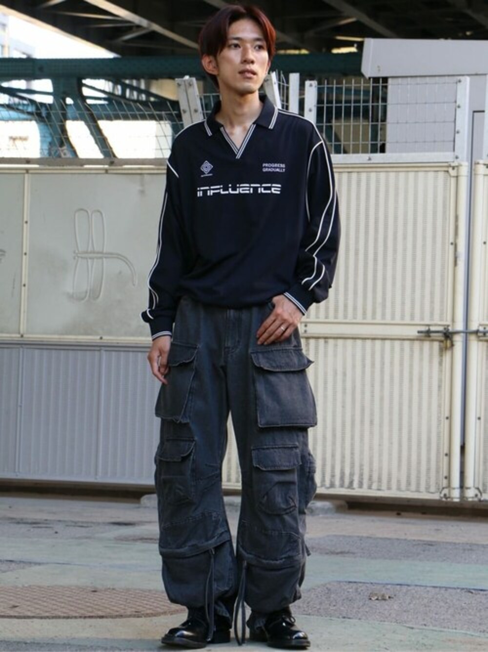 ブルー系のTシャツ/カットソーを着用したメンズの秋コーディネートの1枚目の写真