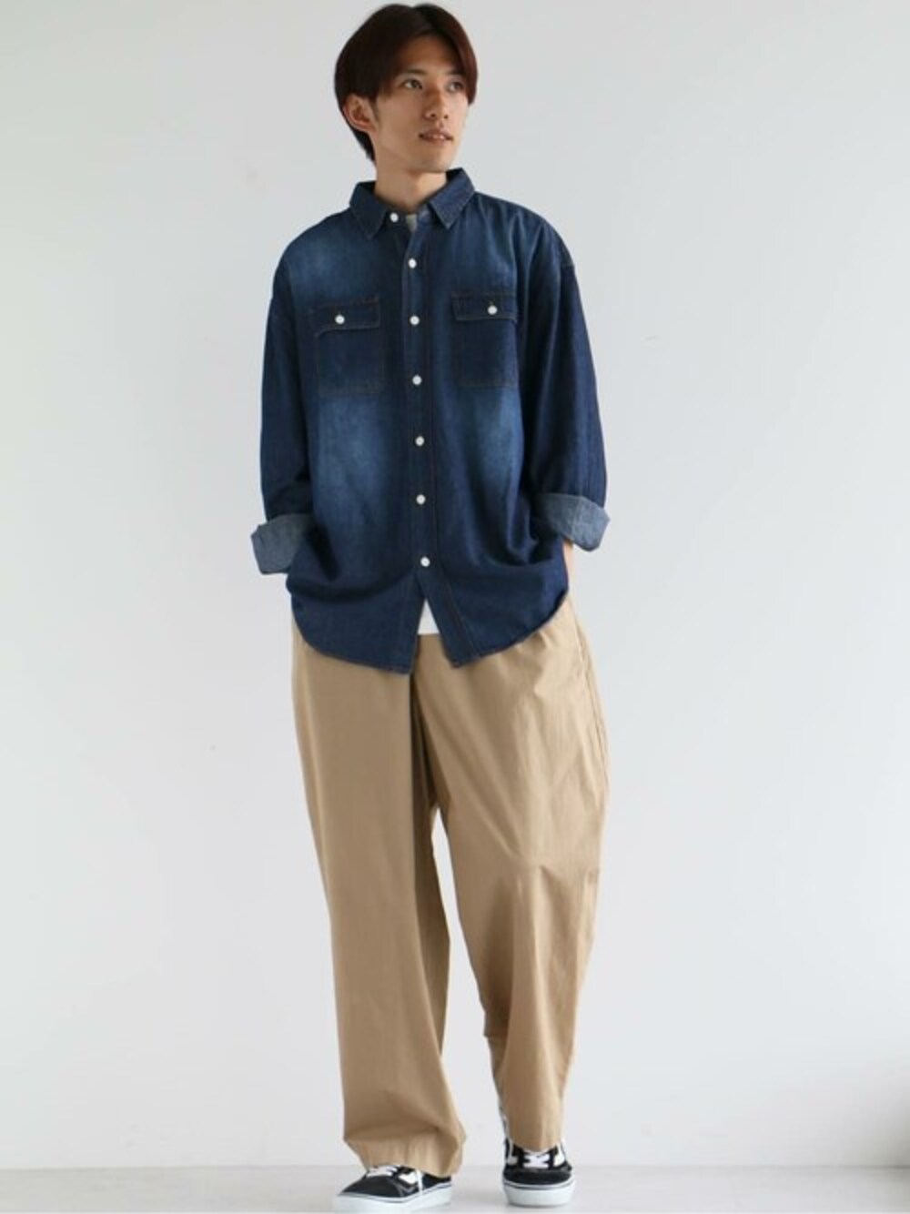 ベージュ系のチノパンツ、ブルー系のシャツ/ブラウスを着用したメンズの秋コーディネートの1枚目の写真