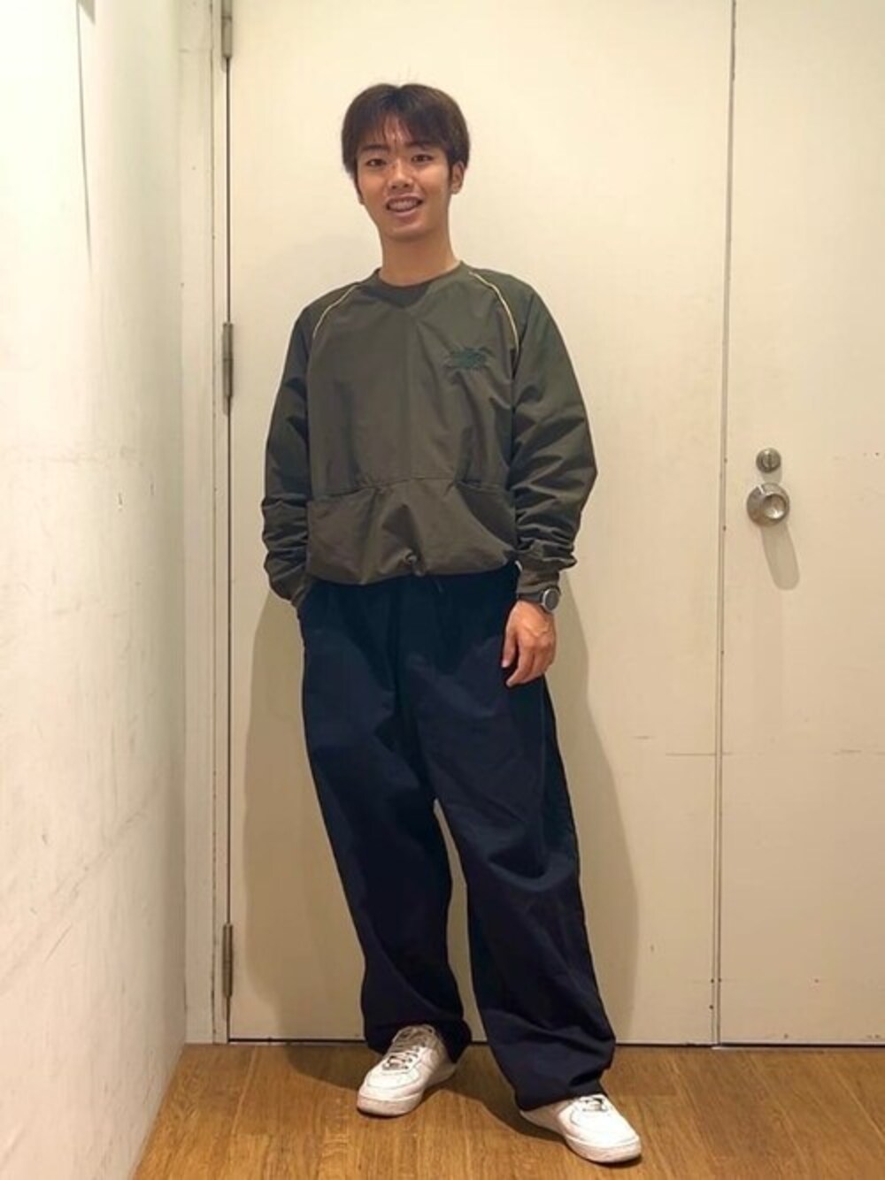 グリーン系のTシャツ/カットソー、ブルー系のチノパンツを着用したメンズの秋コーディネートの1枚目の写真