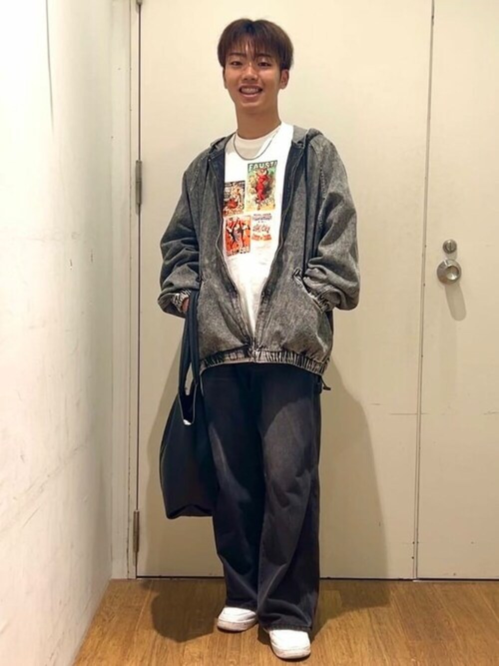 その他のデニムジャケット、ホワイト系のTシャツ/カットソー、グレー系のデニムパンツを着用したメンズの秋コーディネートの1枚目の写真