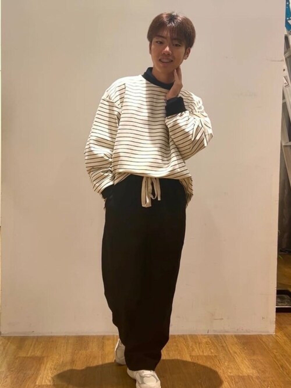 ホワイト系のスウェット、ブルー系のシャツ/ブラウス、ブラック系のチノパンツを着用したメンズの秋コーディネートの1枚目の写真