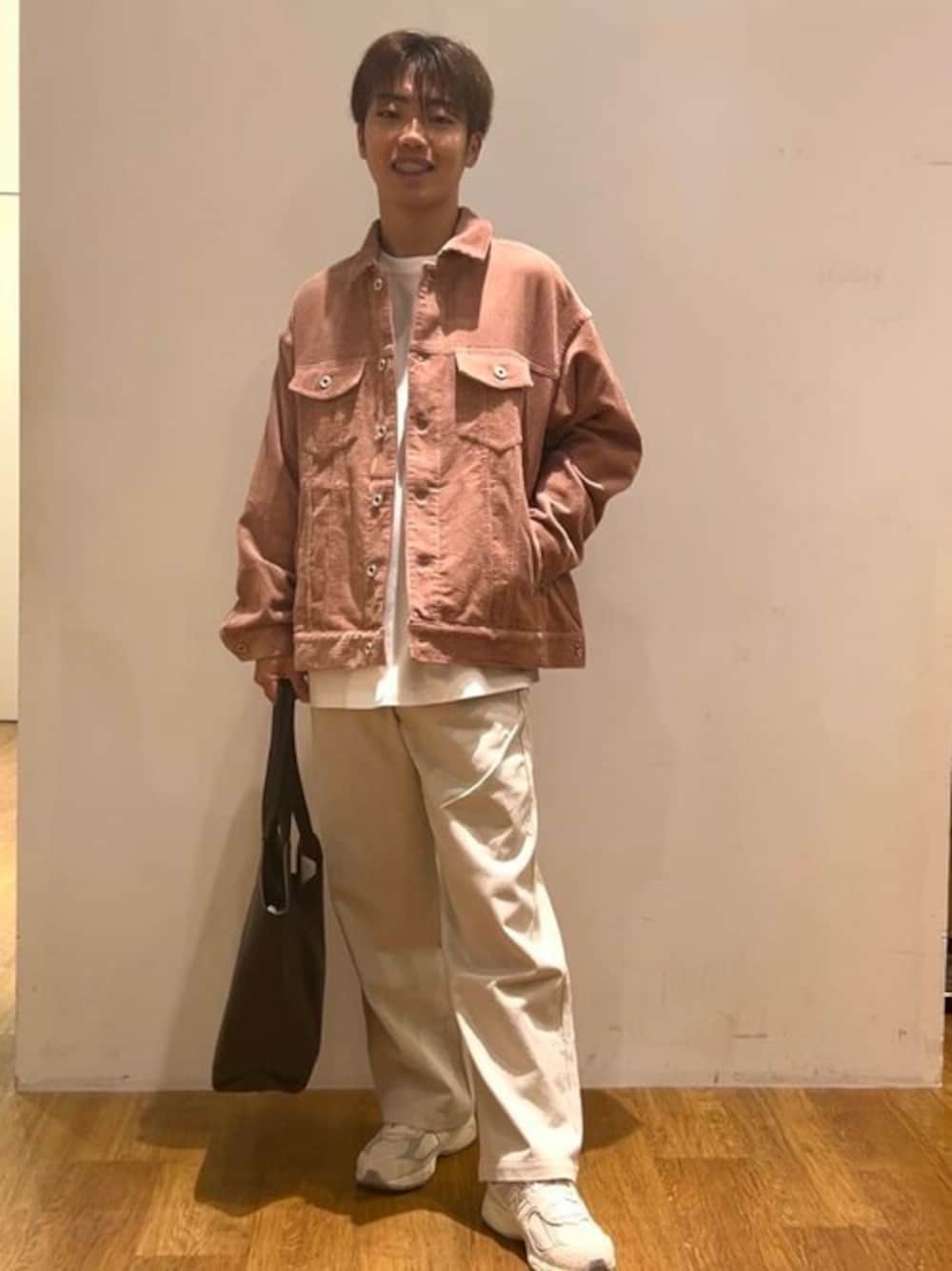 「カジュアル、チノパン、冬コーデ、秋コーデ、CRAFT STANDARD BOUTIQUE、クラフトスタンダードブティック、craftstandardboutique」｜「CRAFT STANDARD BOUTIQUEの【ユニセックス】コーデュロイトラッカージャケット（その他アウター、ピンク系）」を使った、Online Storeさん（メンズ・168cm）の秋コーディネートの1枚目の写真
