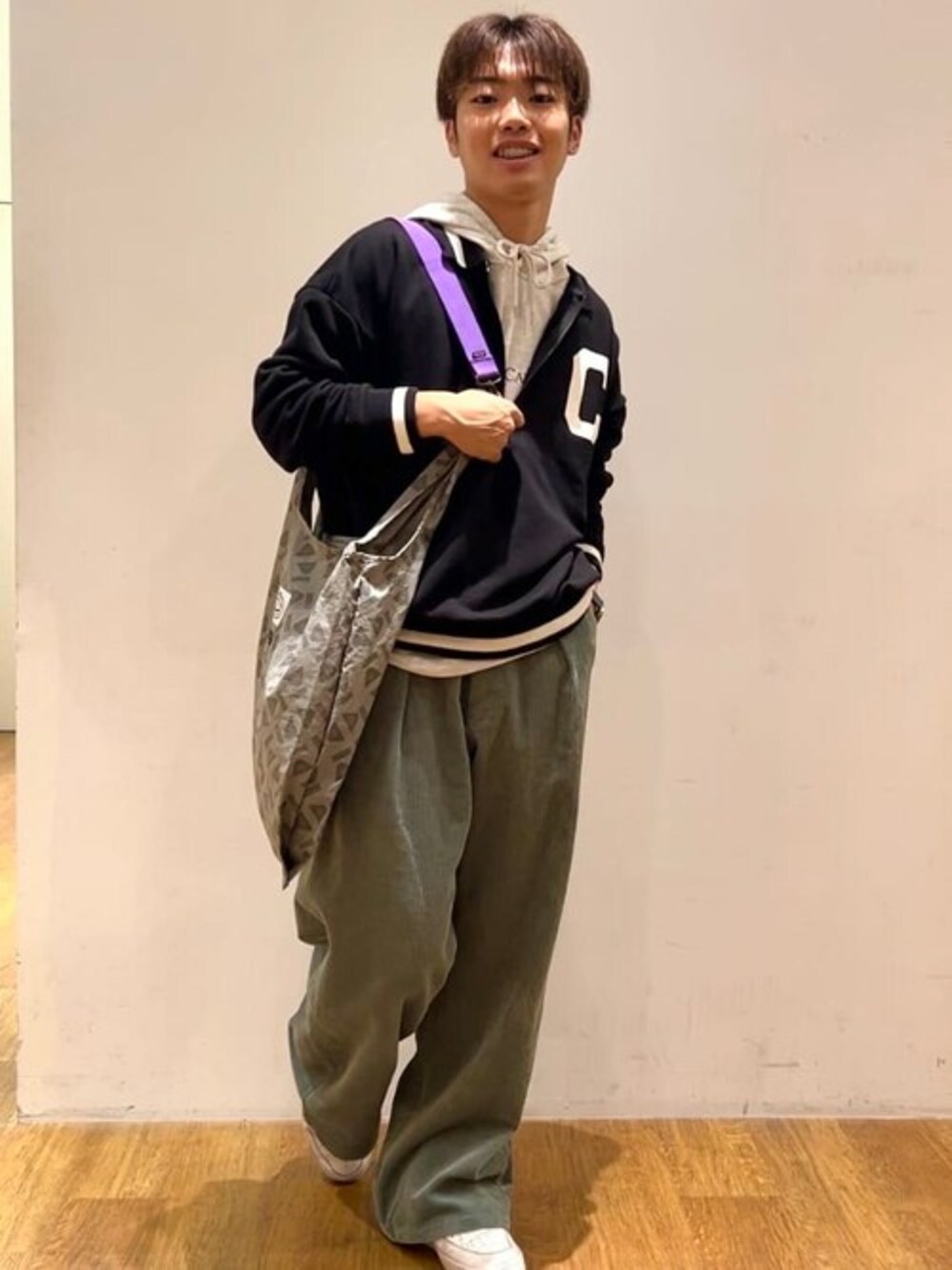 ブラック系のスウェット、ホワイト系のパーカー、ブルー系のその他パンツを着用したメンズの秋コーディネートの1枚目の写真