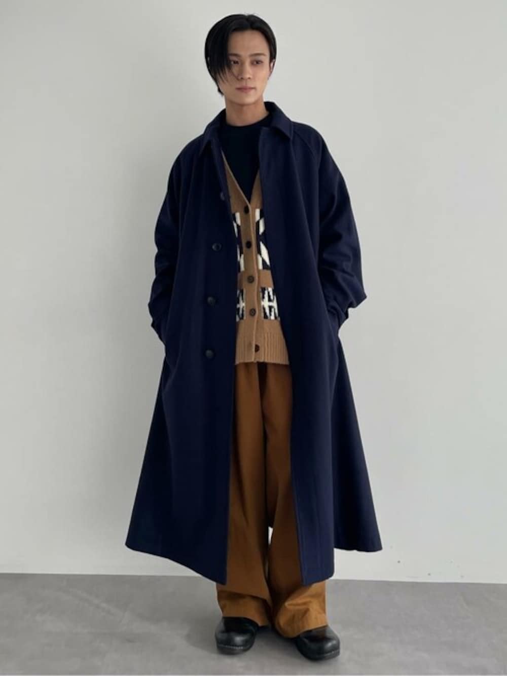 「冬コーデ、レイヤードスタイル、CRAFT STANDARD BOUTIQUE、クラフトスタンダードブティック、craftstandardboutique」｜「CRAFT STANDARD BOUTIQUEのオルテガ柄ニットカーディガン（カーディガン/ボレロ、ベージュ系）」を使った、Online Storeさん（メンズ・168cm）の冬コーディネートの1枚目の写真