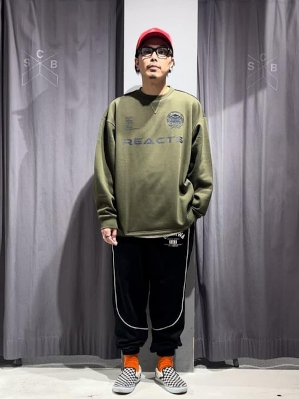 「冬コーデ、スポーツミックス、CRAFT STANDARD BOUTIQUE、クラフトスタンダードブティック、craftstandardboutique」｜「CRAFT STANDARD BOUTIQUEの【ユニセックス】裏起毛ゲームスウェット（スウェット、グリーン系）」を使った、Online Storeさん（メンズ・175cm）の冬コーディネートの1枚目の写真