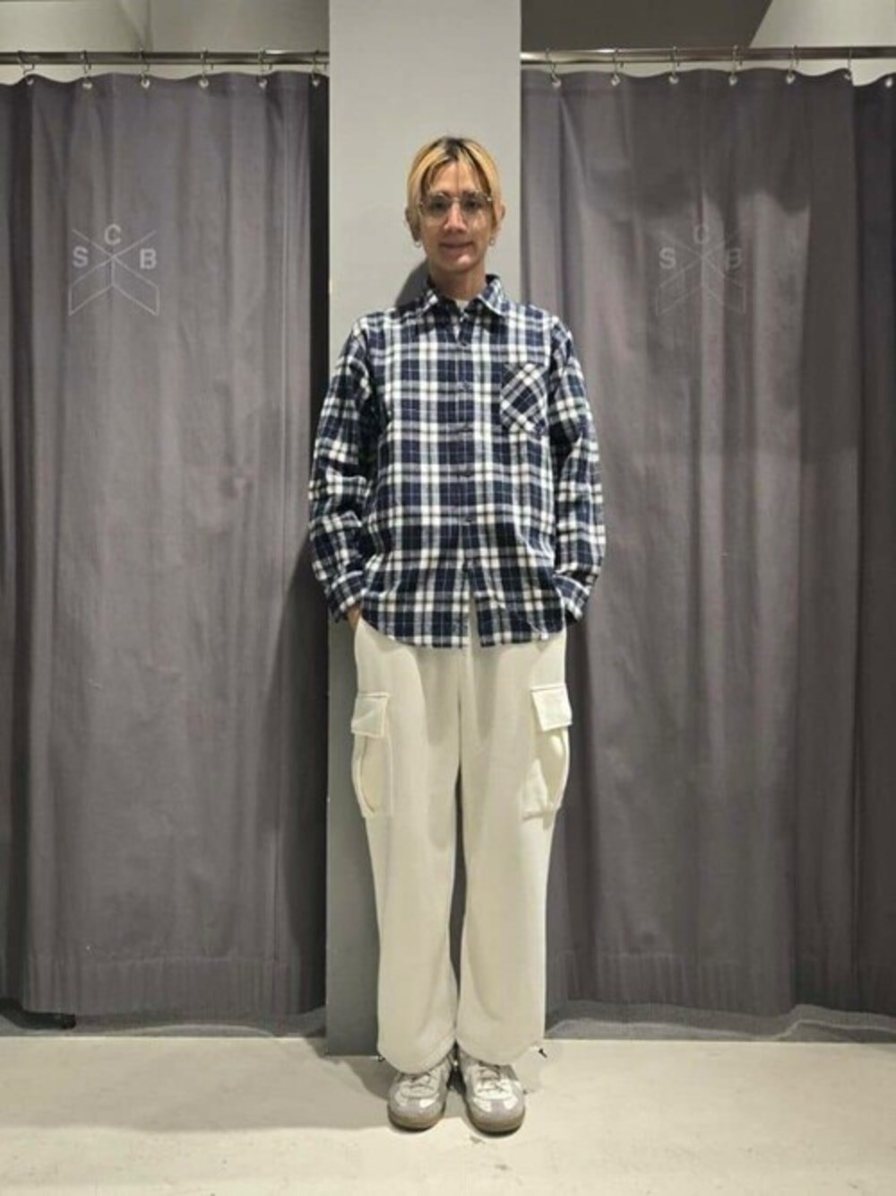 「カーゴパンツ、シャツスタイル、CRAFT STANDARD BOUTIQUE、クラフトスタンダードブティック、craftstandardboutique」｜「CRAFT STANDARD BOUTIQUEの裏起毛カーゴパンツ（スウェットパンツ、ホワイト系）」を使った、Online Storeさん（メンズ・176cm）の冬コーディネートの1枚目の写真