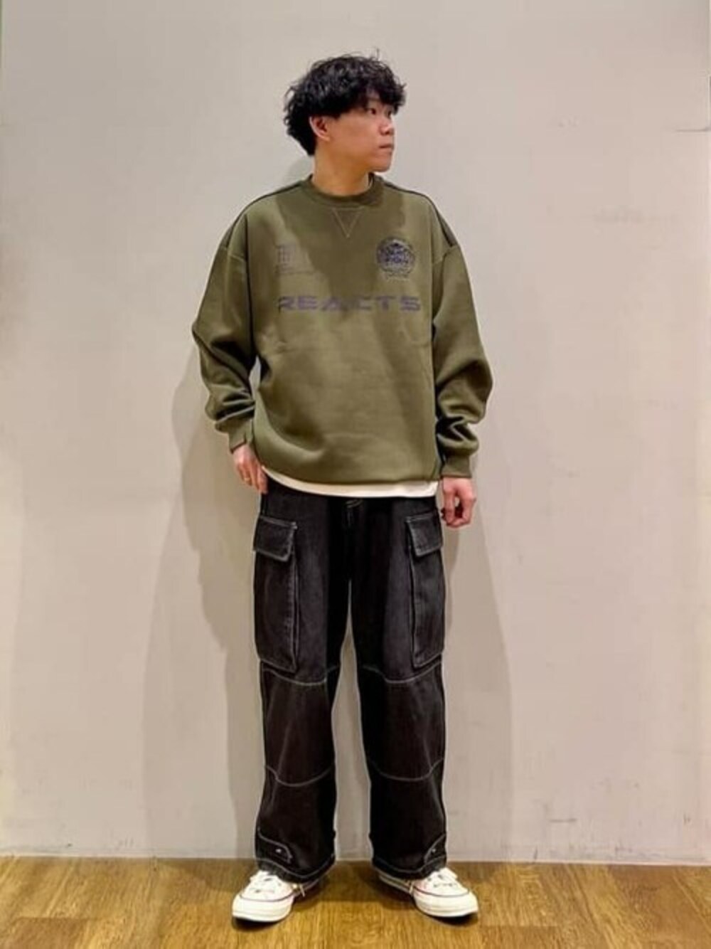 「デニム、レイヤードスタイル、スポーツミックス、CRAFT STANDARD BOUTIQUE、クラフトスタンダードブティック、craftstandardboutique」｜「CRAFT STANDARD BOUTIQUEの【ユニセックス】裏起毛ゲームスウェット（スウェット、グリーン系）」を使った、Online Storeさん（メンズ・169cm）の冬コーディネートの1枚目の写真