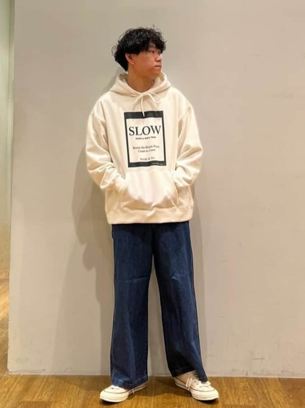 「スウェット、デニム、春コーデ、CRAFT STANDARD BOUTIQUE、クラフトスタンダードブティック、craftstandardboutique」｜「CRAFT STANDARD BOUTIQUEの【ユニセックス】裏起毛パーカー（パーカー、ホワイト系）」を使った、Online Storeさん（メンズ・169cm）の冬コーディネートの1枚目の写真