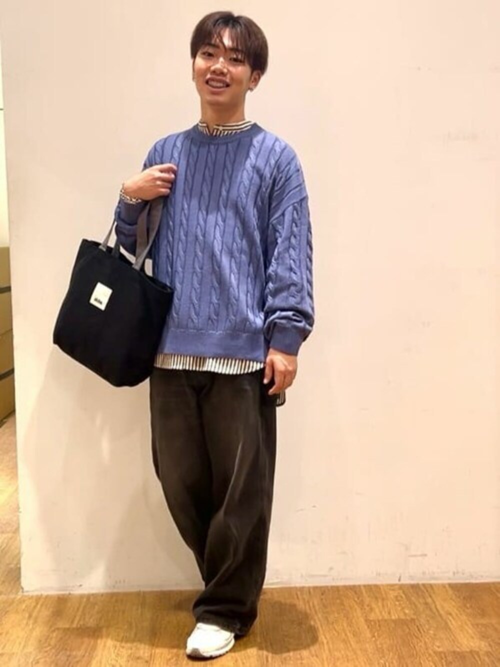 「ニット、デニム、レイヤードスタイル、シャツスタイル、CRAFT STANDARD BOUTIQUE、クラフトスタンダードブティック、craftstandardboutique」｜「CRAFT STANDARD BOUTIQUEのケーブル柄サイドスリットニットプルオーバー（ニット/セーター、ブルー系）」を使った、Online Storeさん（メンズ・168cm）の冬コーディネートの1枚目の写真