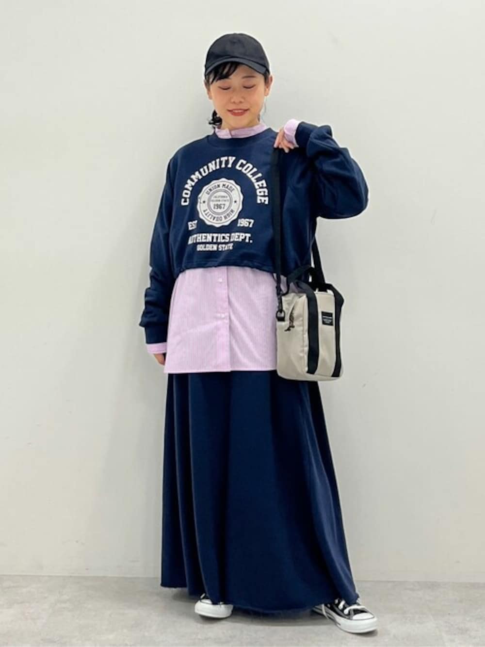 「スウェット、レイヤードスタイル、春コーデ、シャツスタイル、CRAFT STANDARD BOUTIQUE、クラフトスタンダードブティック、craftstandardboutique」｜「CRAFT STANDARD BOUTIQUEのカレッジプリントショートプルオーバー（スウェット、ブルー系）」を使った、Online Storeさん（レディース・155cm）の冬コーディネートの1枚目の写真