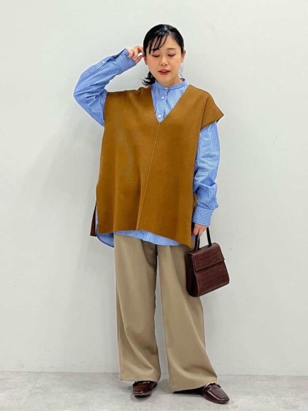 「ベスト、レイヤードスタイル、春コーデ、シャツスタイル、CRAFT STANDARD BOUTIQUE、クラフトスタンダードブティック、craftstandardboutique」｜「CRAFT STANDARD BOUTIQUEの【追加8】バンドカラーシャツ（シャツ/ブラウス、ブルー系）」を使った、Online Storeさん（レディース・155cm）の冬コーディネートの1枚目の写真