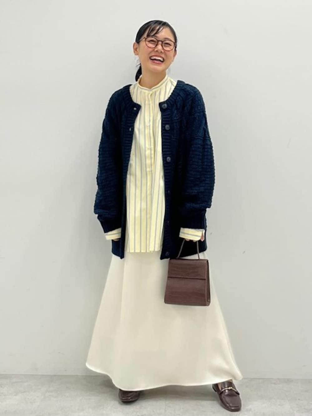 「レイヤードスタイル、春コーデ、シャツスタイル、CRAFT STANDARD BOUTIQUE、クラフトスタンダードブティック、craftstandardboutique」｜「CRAFT STANDARD BOUTIQUEの【追加8】バンドカラーシャツ（シャツ/ブラウス、イエロー系）」を使った、Online Storeさん（レディース・155cm）の冬コーディネートの1枚目の写真