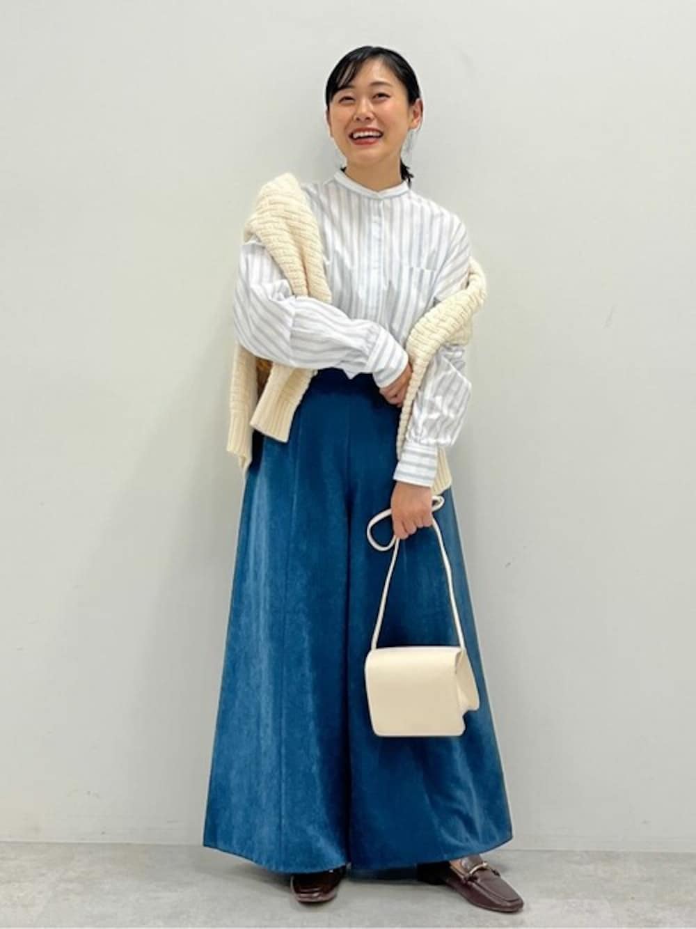 「デニム、レイヤードスタイル、春コーデ、シャツスタイル、CRAFT STANDARD BOUTIQUE、クラフトスタンダードブティック、craftstandardboutique」｜「CRAFT STANDARD BOUTIQUEの【追加8】バンドカラーシャツ（シャツ/ブラウス、その他）」を使った、Online Storeさん（レディース・155cm）の冬コーディネートの1枚目の写真