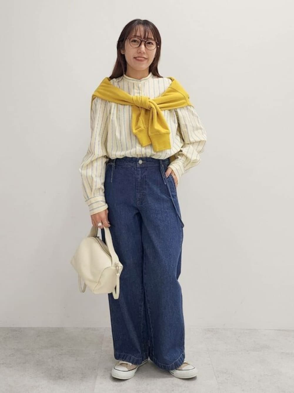 「デニム、春コーデ、シャツスタイル、CRAFT STANDARD BOUTIQUE、クラフトスタンダードブティック、craftstandardboutique」｜「CRAFT STANDARD BOUTIQUEの【追加8】バンドカラーシャツ（シャツ/ブラウス、イエロー系）」を使った、Online Storeさん（レディース・151cm）の冬コーディネートの1枚目の写真