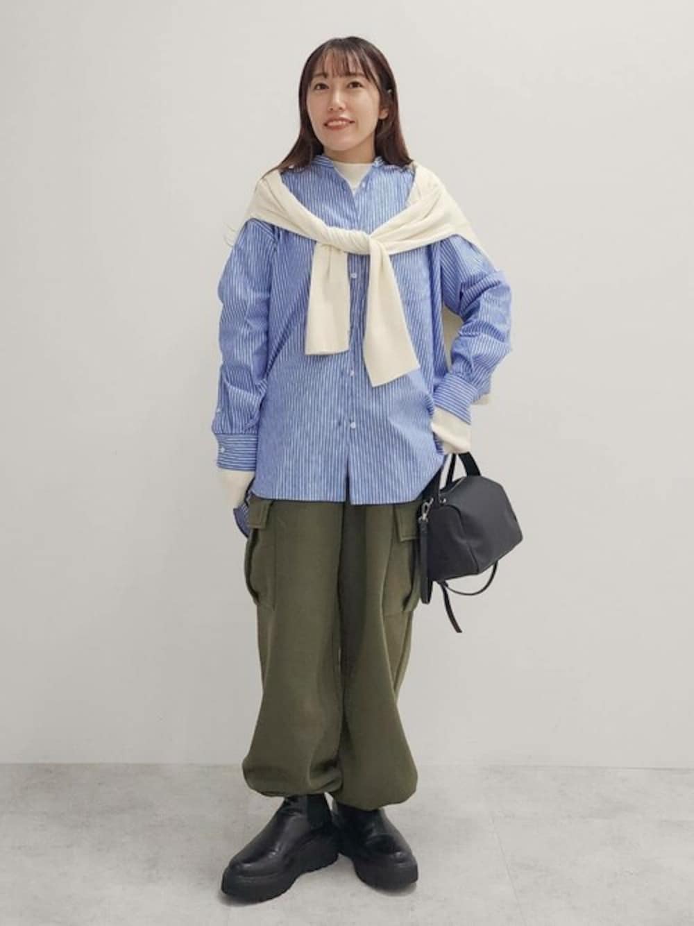 「カーゴパンツ、春コーデ、シャツスタイル、CRAFT STANDARD BOUTIQUE、クラフトスタンダードブティック、craftstandardboutique」｜「CRAFT STANDARD BOUTIQUEの【追加8】バンドカラーシャツ（シャツ/ブラウス、ブルー系）」を使った、Online Storeさん（レディース・151cm）の冬コーディネートの1枚目の写真