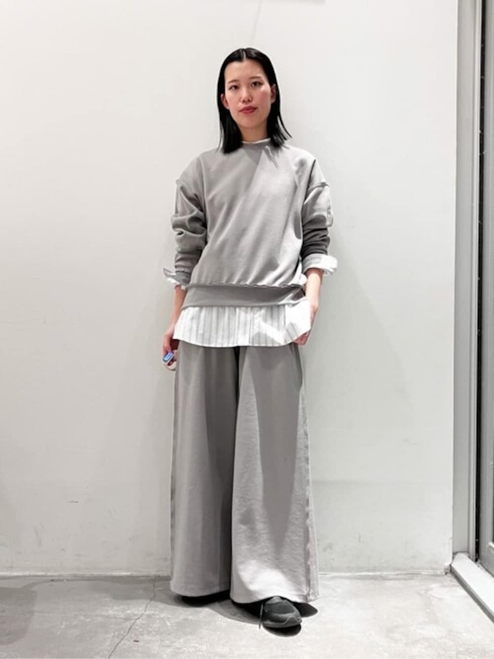 「スウェット、セットアップ、レイヤードスタイル、CRAFT STANDARD BOUTIQUE、クラフトスタンダードブティック、craftstandardboutique」｜「CRAFT STANDARD BOUTIQUEの【ユニセックス】ダブルフェイスカットオフスウェット（スウェット、グレー系）」を使った、Online Storeさん（レディース・169cm）の冬コーディネートの1枚目の写真