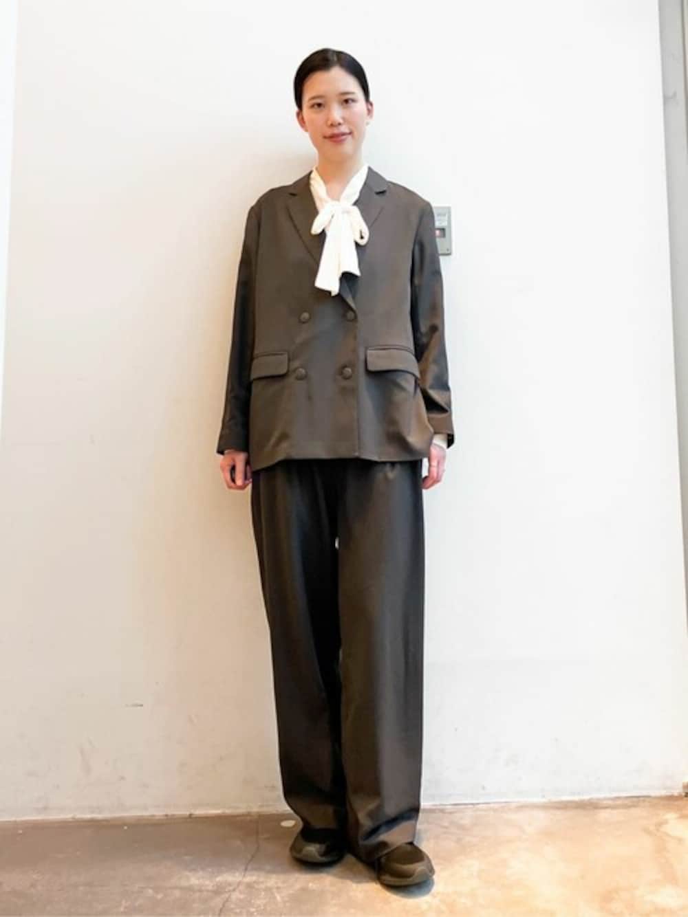 「セットアップ、キレイめ、オケージョン、CRAFT STANDARD BOUTIQUE、クラフトスタンダードブティック、craftstandardboutique」｜「CRAFT STANDARD BOUTIQUEのWテーラードジャケット　◆（テーラードジャケット、グレー系）」を使った、Online Storeさん（レディース・169cm）の冬コーディネートの1枚目の写真