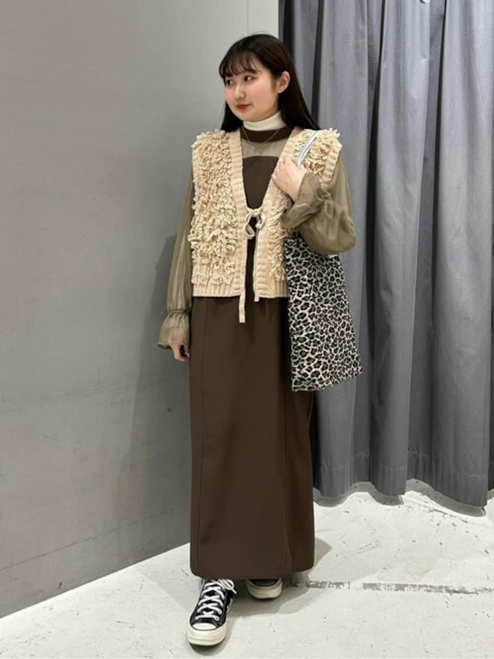 「ワンピース、ベスト、レイヤードスタイル、CRAFT STANDARD BOUTIQUE、クラフトスタンダードブティック、craftstandardboutique」｜「CRAFT STANDARD BOUTIQUEのシアー切替えワンピース　◆（ワンピース、ブラウン系）」を使った、Online Storeさん（レディース・153cm）の冬コーディネートの1枚目の写真