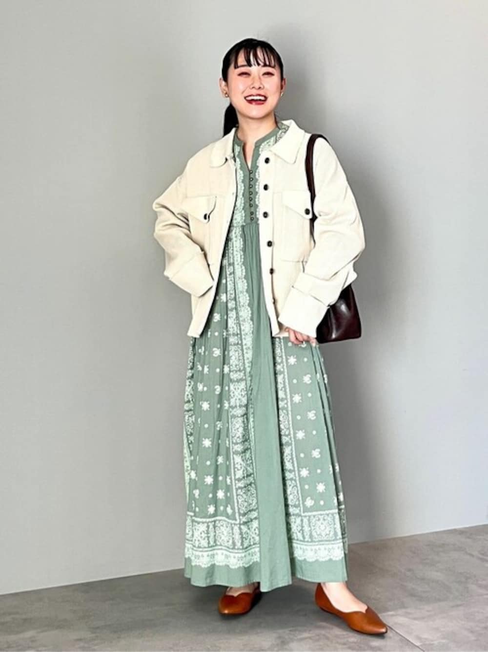 「ワンピース、レイヤードスタイル、春コーデ、CRAFT STANDARD BOUTIQUE、クラフトスタンダードブティック、craftstandardboutique」｜「CRAFT STANDARD BOUTIQUEのライトニットジャケット（その他アウター、ホワイト系）」を使った、Online Storeさん（レディース・155cm）の冬コーディネートの1枚目の写真