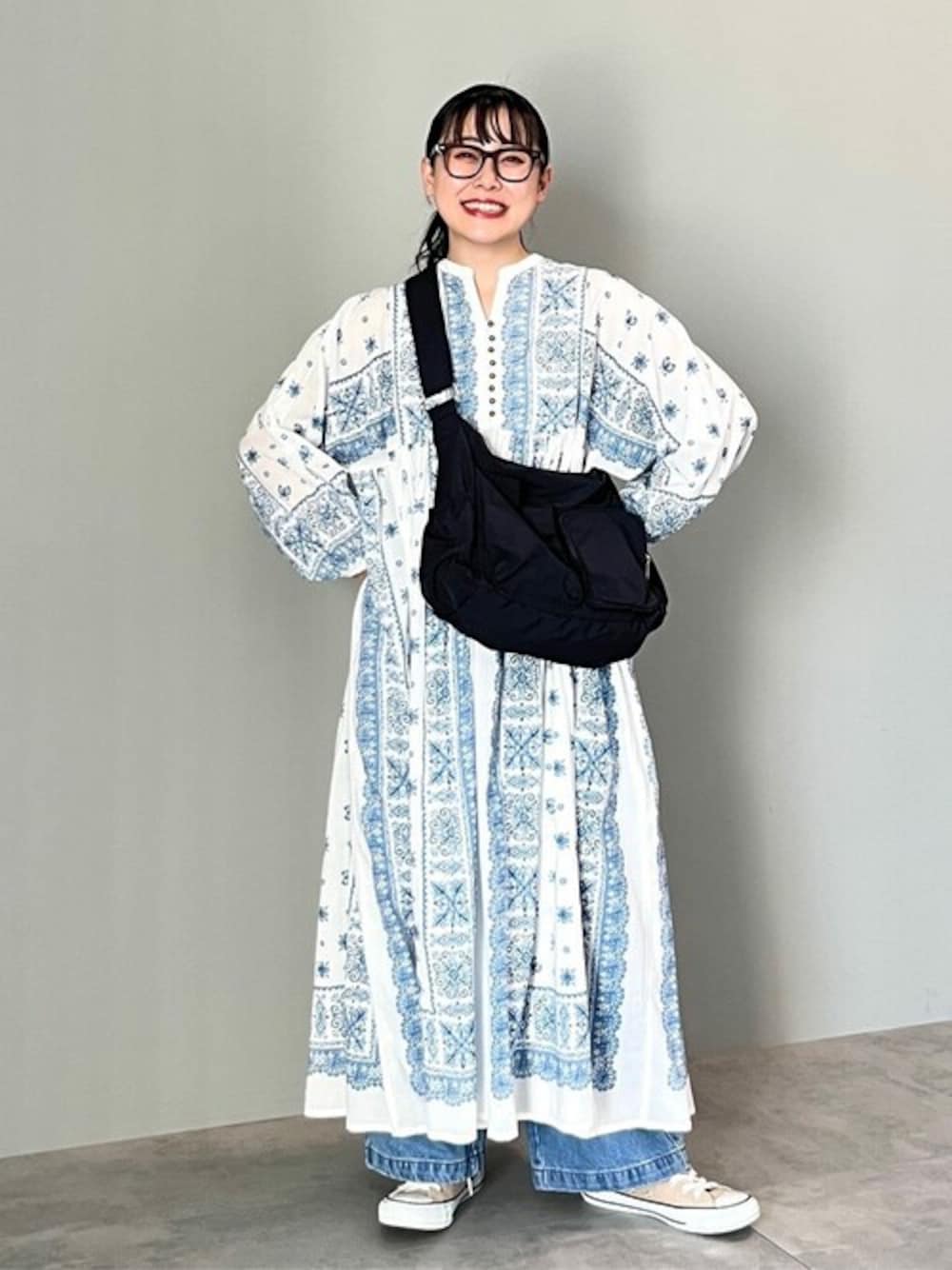 「デニム、ワンピース、春コーデ、CRAFT STANDARD BOUTIQUE、クラフトスタンダードブティック、craftstandardboutique」｜「CRAFT STANDARD BOUTIQUEのミリタリーマルチポケットショルダーバッグ ◆（ショルダーバッグ、ブラック系）」を使った、Online Storeさん（レディース・155cm）の冬コーディネートの1枚目の写真