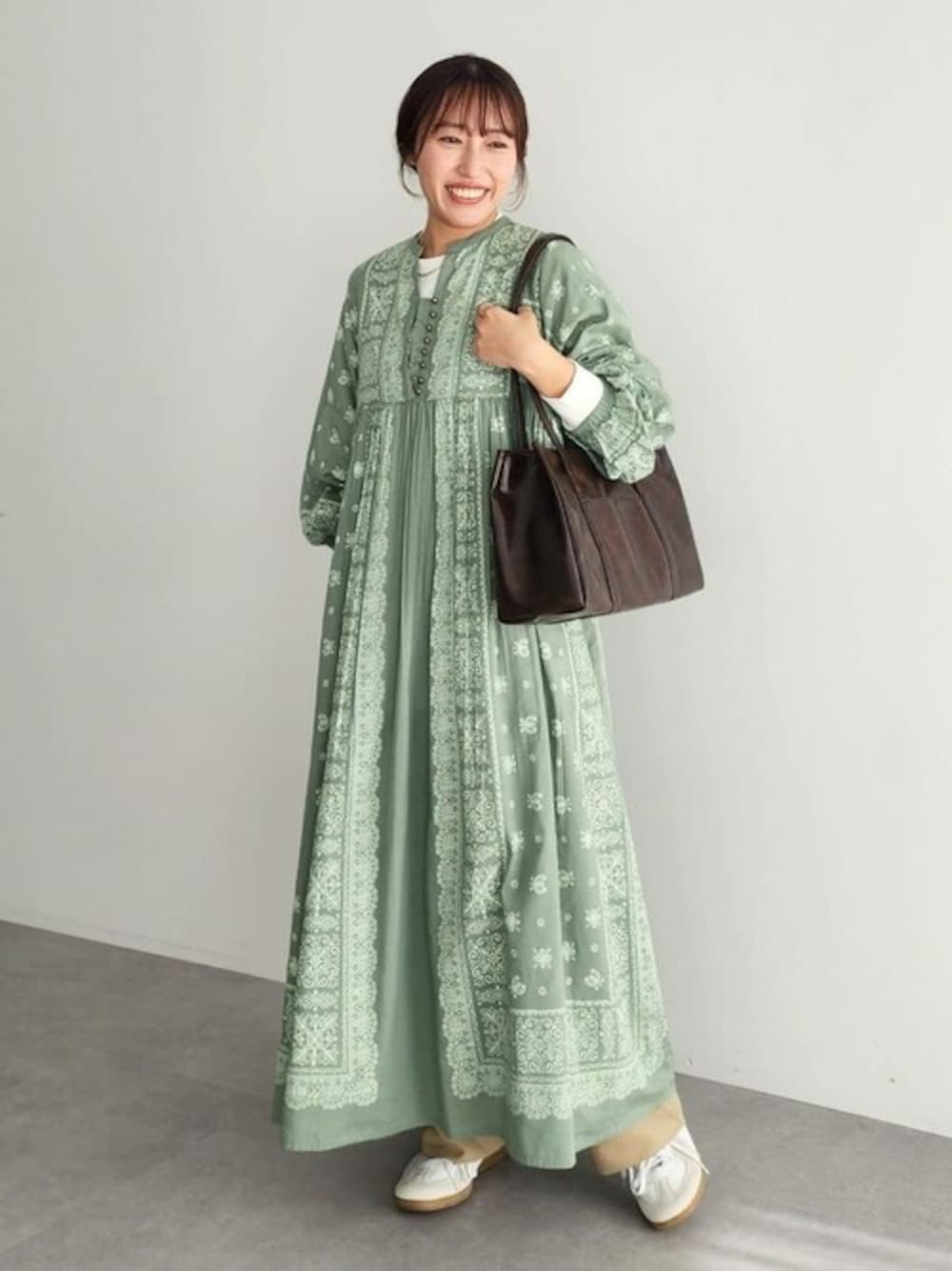 「ワンピース、シンプルコーデ、春コーデ、CRAFT STANDARD BOUTIQUE、クラフトスタンダードブティック、craftstandardboutique」｜「CRAFT STANDARD BOUTIQUEの【追加】パネル柄ウエスト切り替えボリュームワンピース ◆（ワンピース、グリーン系）」を使った、Online Storeさん（レディース・151cm）の冬コーディネートの1枚目の写真