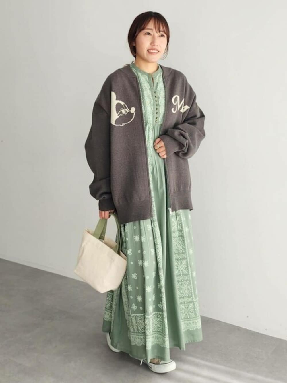 「シンプルコーデ、春コーデ、CRAFT STANDARD BOUTIQUE、クラフトスタンダードブティック、craftstandardboutique」｜「CRAFT STANDARD BOUTIQUEの【追加】パネル柄ウエスト切り替えボリュームワンピース ◆（ワンピース、グリーン系）」を使った、Online Storeさん（レディース・151cm）の冬コーディネートの1枚目の写真