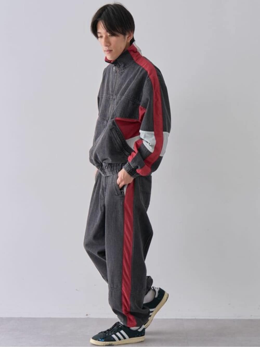 「デニム、トレンド、セットアップ、春コーデ、CRAFT STANDARD BOUTIQUE、クラフトスタンダードブティック、craftstandardboutique」｜「CRAFT STANDARD BOUTIQUEのデニムトラックジャケット（テーラードジャケット、ブラック系）」を使った、Online Storeさん（メンズ・177cm）の冬コーディネートの1枚目の写真