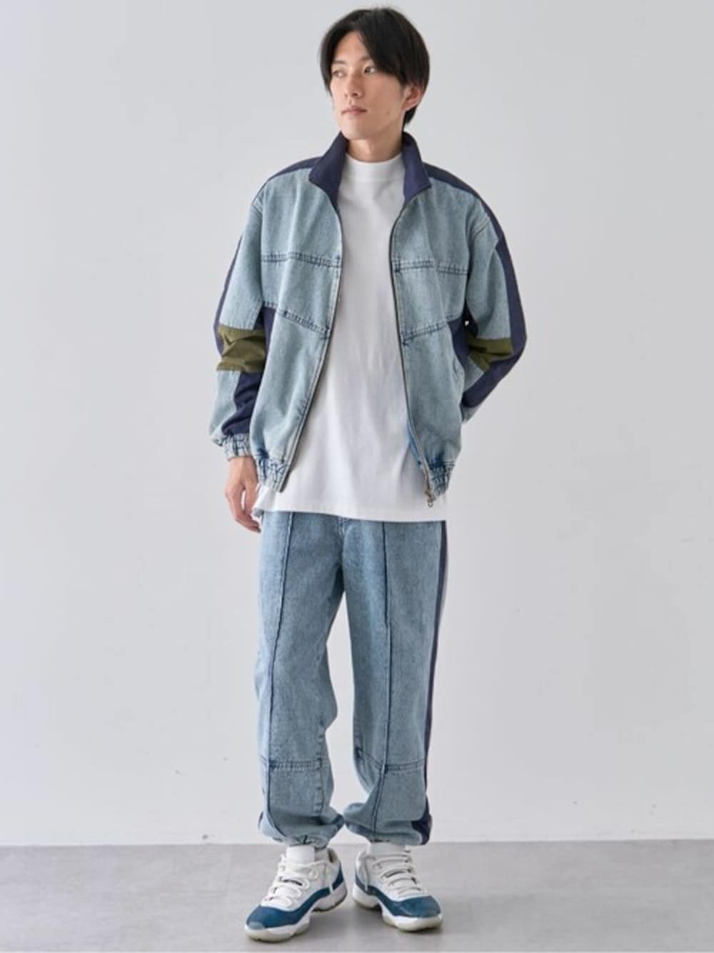 「デニム、トレンド、セットアップ、CRAFT STANDARD BOUTIQUE、クラフトスタンダードブティック、craftstandardboutique」｜「CRAFT STANDARD BOUTIQUEのデニムトラックパンツ（デニムパンツ、ブルー系）」を使った、Online Storeさん（メンズ・177cm）の冬コーディネートの1枚目の写真