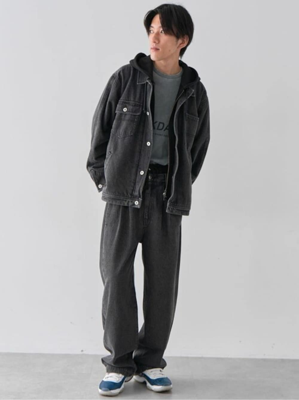 「デニム、トレンド、セットアップ、レイヤードスタイル、CRAFT STANDARD BOUTIQUE、クラフトスタンダードブティック、craftstandardboutique」｜「CRAFT STANDARD BOUTIQUEのレイヤードデニムジャケット（テーラードジャケット、ブラック系）」を使った、Online Storeさん（メンズ・177cm）の冬コーディネートの1枚目の写真