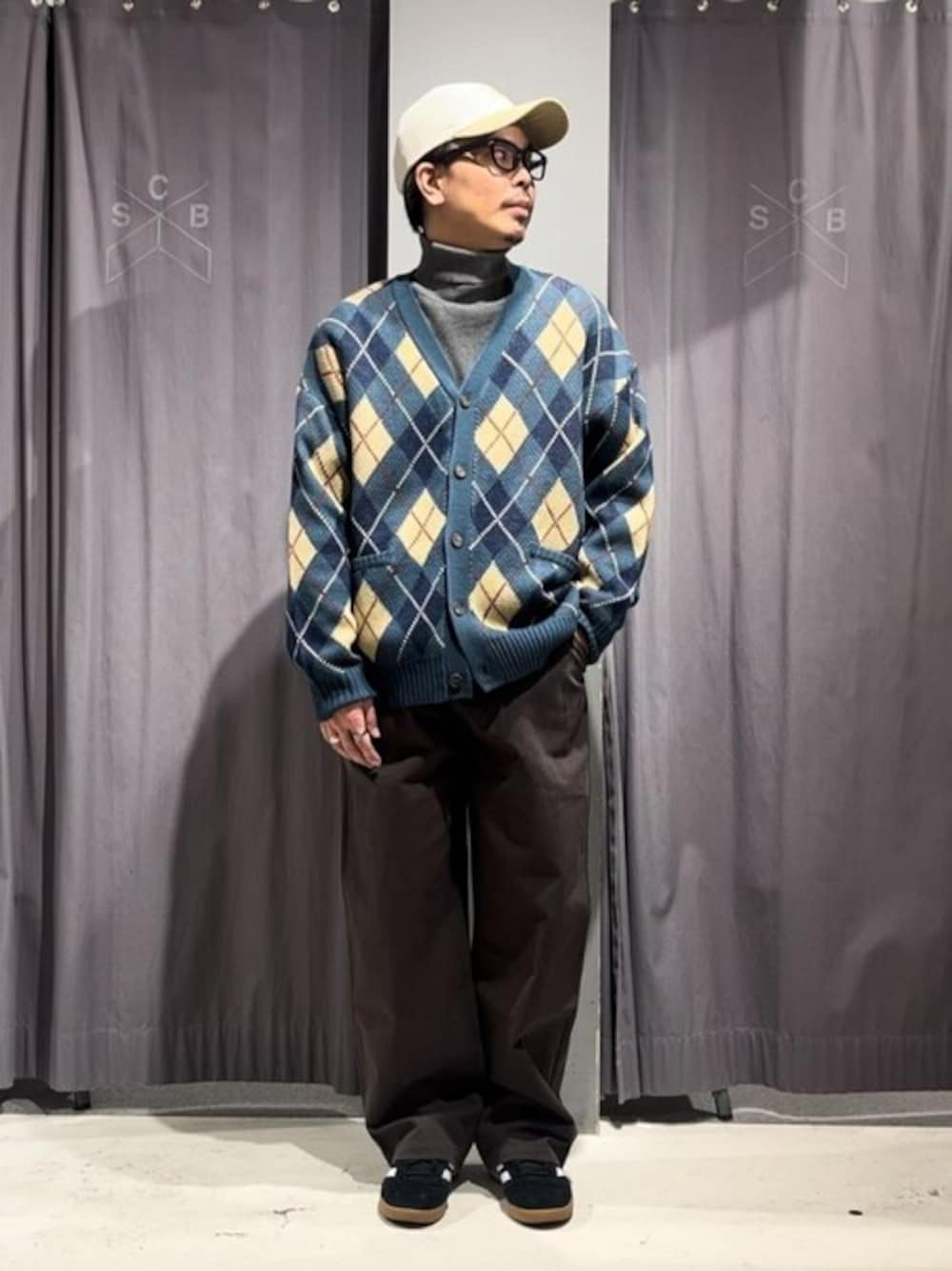 「カーディガン、春コーデ、CRAFT STANDARD BOUTIQUE、クラフトスタンダードブティック、craftstandardboutique」｜「CRAFT STANDARD BOUTIQUEのタートルネックニット（ニット/セーター、グレー系）」を使った、Online Storeさん（メンズ・175cm）の冬コーディネートの1枚目の写真