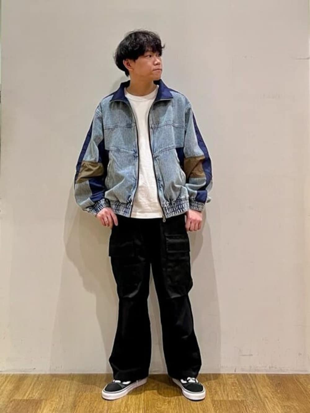 「デニム、トレンドコーデ、CRAFT STANDARD BOUTIQUE、クラフトスタンダードブティック、craftstandardboutique」｜「CRAFT STANDARD BOUTIQUEのデニムトラックジャケット（テーラードジャケット、ブルー系）」を使った、Online Storeさん（メンズ・169cm）の冬コーディネートの1枚目の写真