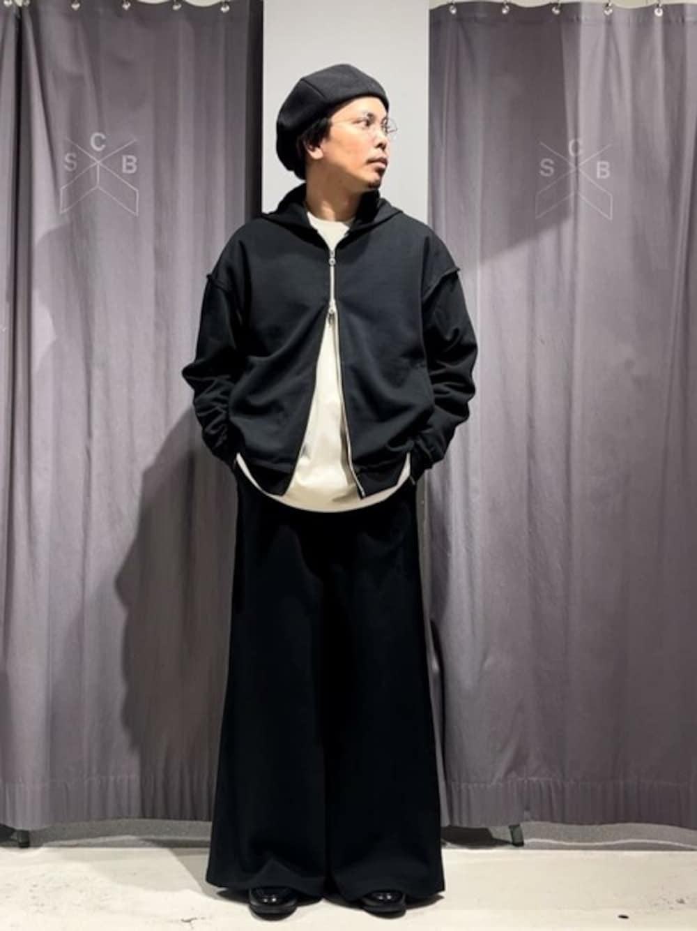「スウェット、セットアップ、レイヤードスタイル、春コーデ、CRAFT STANDARD BOUTIQUE、クラフトスタンダードブティック、craftstandardboutique」｜「CRAFT STANDARD BOUTIQUEの【ユニセックス】ヴィンテージゲームシャツ-C（Tシャツ/カットソー、ホワイト系）」を使った、Online Storeさん（メンズ・175cm）の冬コーディネートの1枚目の写真