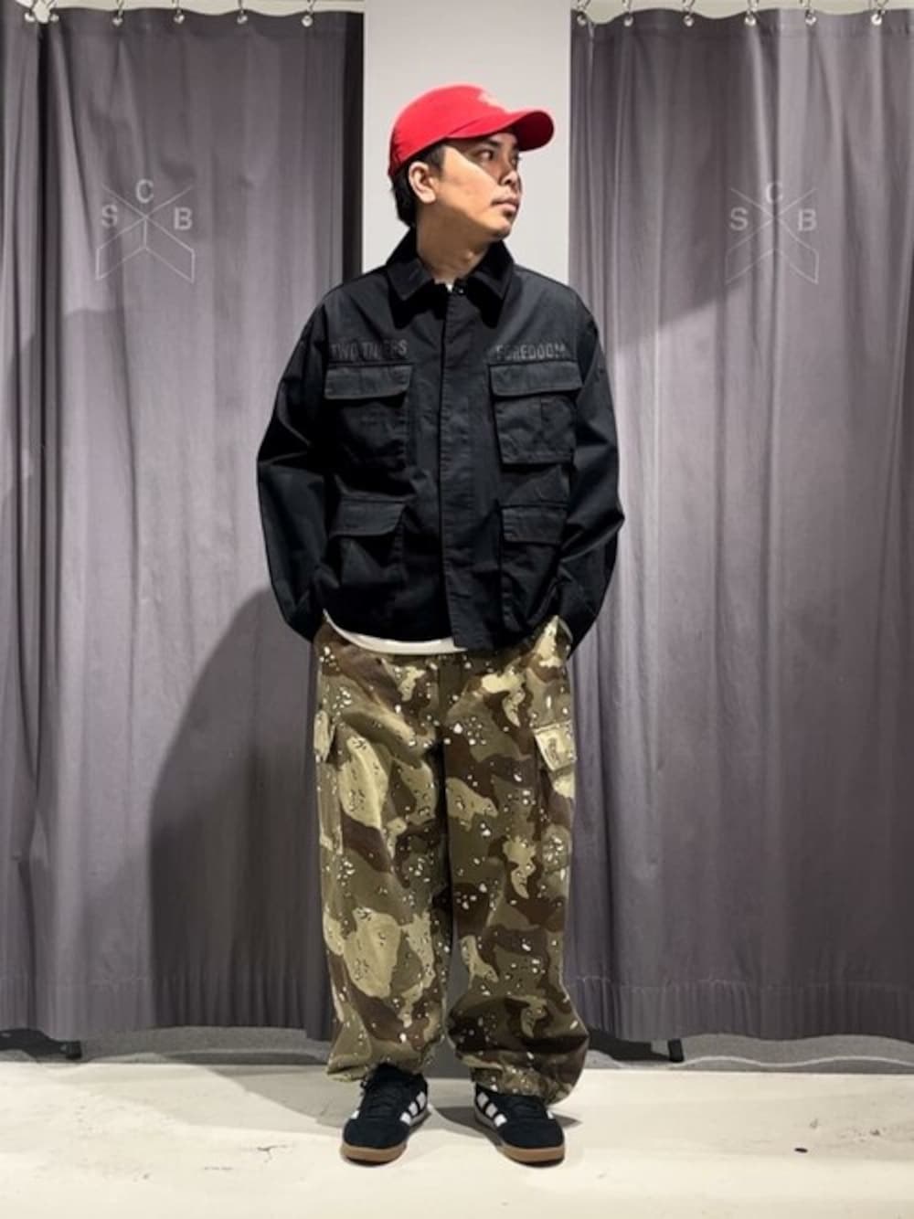 「ミリタリー、レイヤードスタイル、春コーデ、CRAFT STANDARD BOUTIQUE、クラフトスタンダードブティック、craftstandardboutique」｜「CRAFT STANDARD BOUTIQUEのミリタリーカーゴパンツ（カーゴパンツ、ベージュ系）」を使った、Online Storeさん（メンズ・175cm）の春コーディネートの1枚目の写真