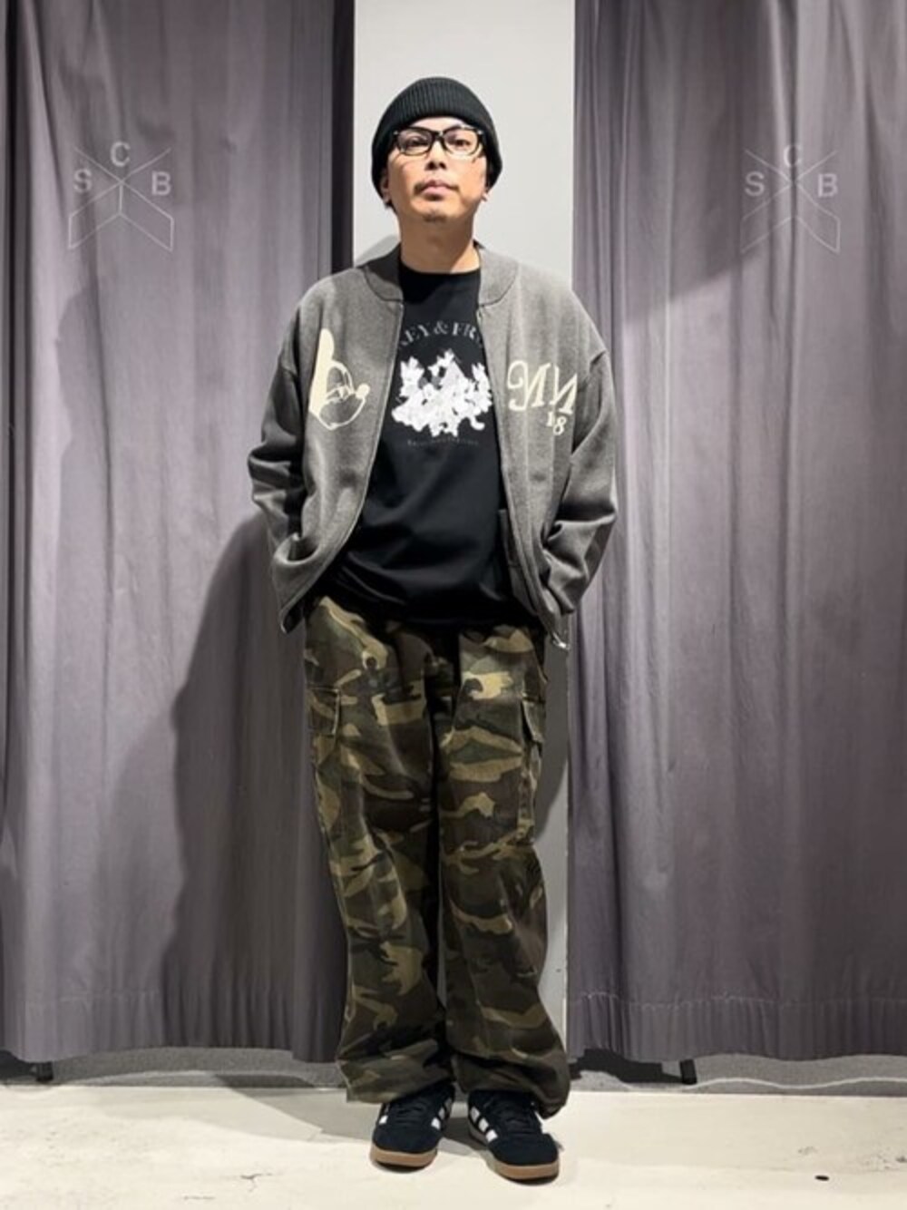 「ミリタリー、春コーデ、CRAFT STANDARD BOUTIQUE、クラフトスタンダードブティック、craftstandardboutique」｜「DisneyのDisney/ディズニー フロントプリントTシャツ【ユニセックス】（Tシャツ/カットソー、ブラック系）」を使った、Online Storeさん（メンズ・175cm）の春コーディネートの1枚目の写真