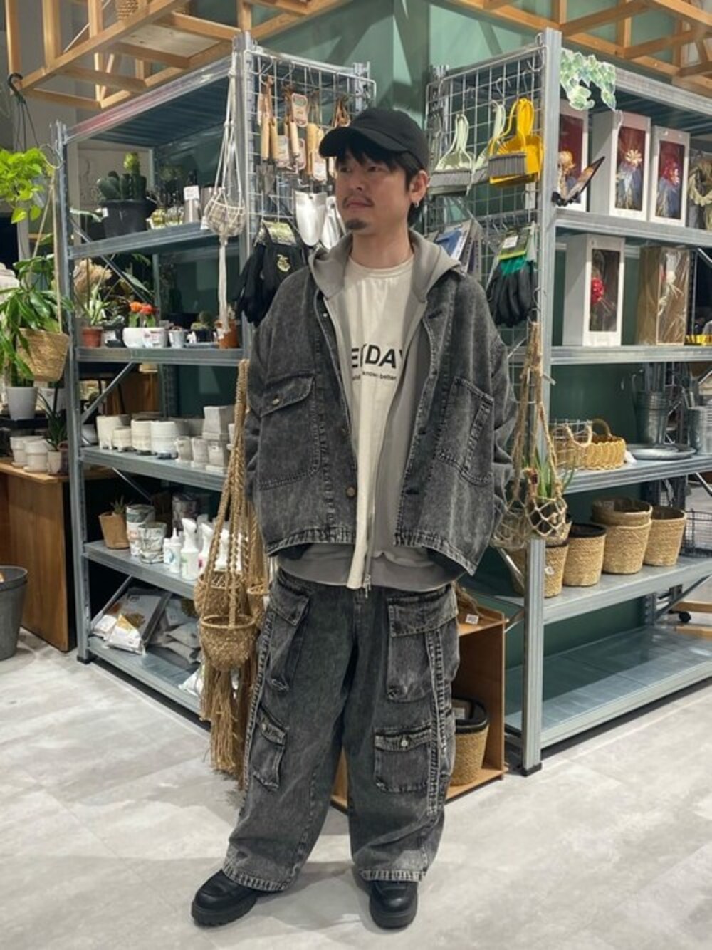 「デニム、セットアップ、レイヤードスタイル、CRAFT STANDARD BOUTIQUE、クラフトスタンダードブティック、craftstandardboutique」｜「CRAFT STANDARD BOUTIQUEのデニムジャケット（デニムジャケット、ブラック系）」を使った、Online Storeさん（メンズ・166cm）の春コーディネートの1枚目の写真