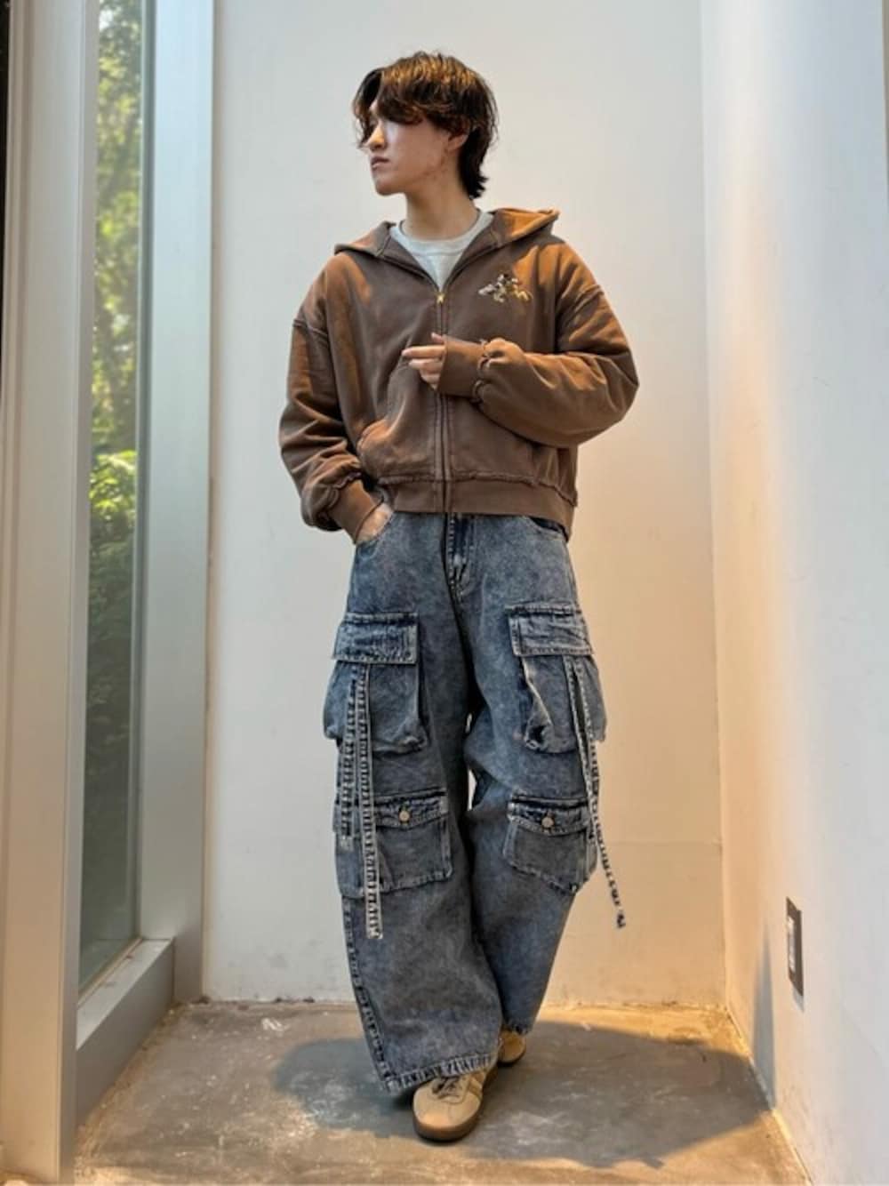 「デニム、トレンド、春コーデ、CRAFT STANDARD BOUTIQUE、クラフトスタンダードブティック、craftstandardboutique」｜「DisneyのDisney/ディズニー  ヴィンテージライクZIPパーカー【ユニセックス】（パーカー、ブラウン系）」を使った、Online Storeさん（メンズ・170cm）の春コーディネートの1枚目の写真