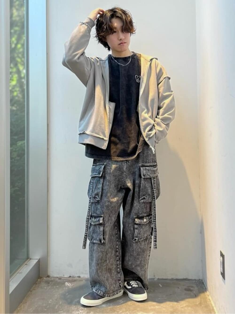 「デニム、トレンドコーデ、春コーデ、CRAFT STANDARD BOUTIQUE、クラフトスタンダードブティック、craftstandardboutique」｜「CRAFT STANDARD BOUTIQUEの【ユニセックス】ダブルフェイスカットオフZIPパーカー（カーディガン/ボレロ、グレー系）」を使った、Online Storeさん（メンズ・170cm）の春コーディネートの1枚目の写真