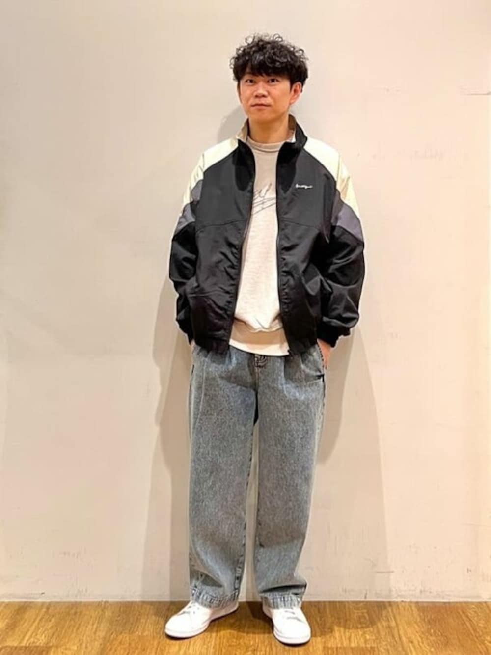 「デニム、トレンド、CRAFT STANDARD BOUTIQUE、クラフトスタンダードブティック、craftstandardboutique」｜「CRAFT STANDARD BOUTIQUEのナイロン切り替えブルゾン（ブルゾン、ブラック系）」を使った、Online Storeさん（メンズ・169cm）の春コーディネートの1枚目の写真
